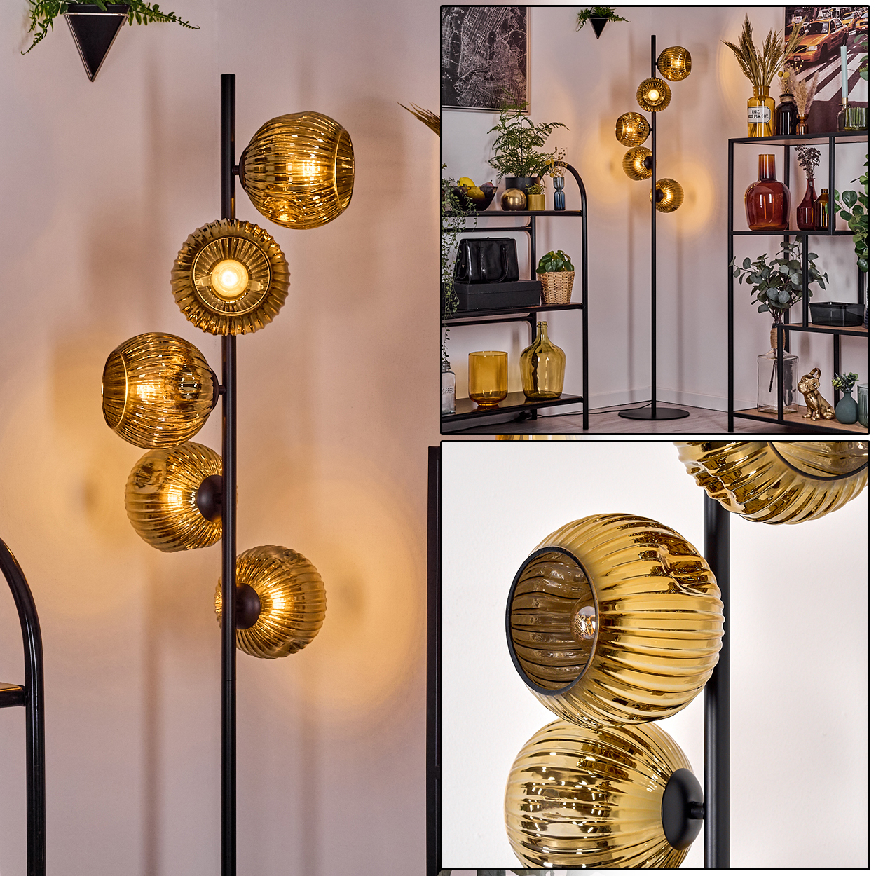 Eine moderne Stehlampe mit fünf goldenen Glaskugeln steht im Zentrum. Regale mit Vasen und Pflanzen befinden sich im Hintergrund.