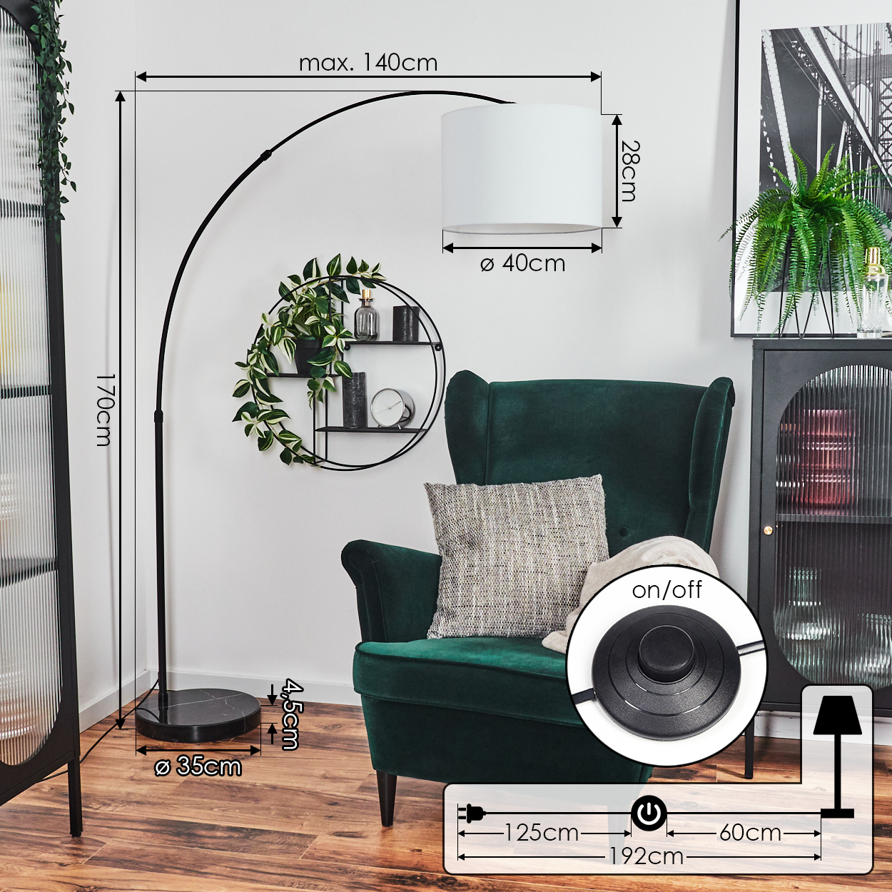 Ein modernes Wohnzimmer mit grünem Sessel, schwarzer Bogenlampe und weißem Lampenschirm. Maße sind auf dem Bild angegeben.