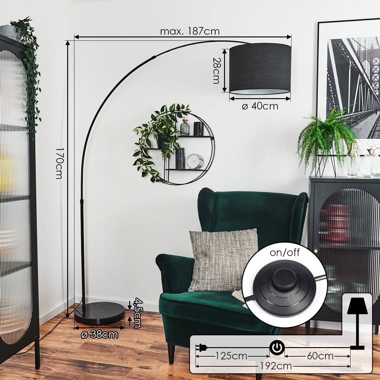 Ein modernes Wohnzimmer mit einer schwarzen Bogenstehlampe, einem grünen Sessel und einem dekorativen Wandregal mit Pflanzen.