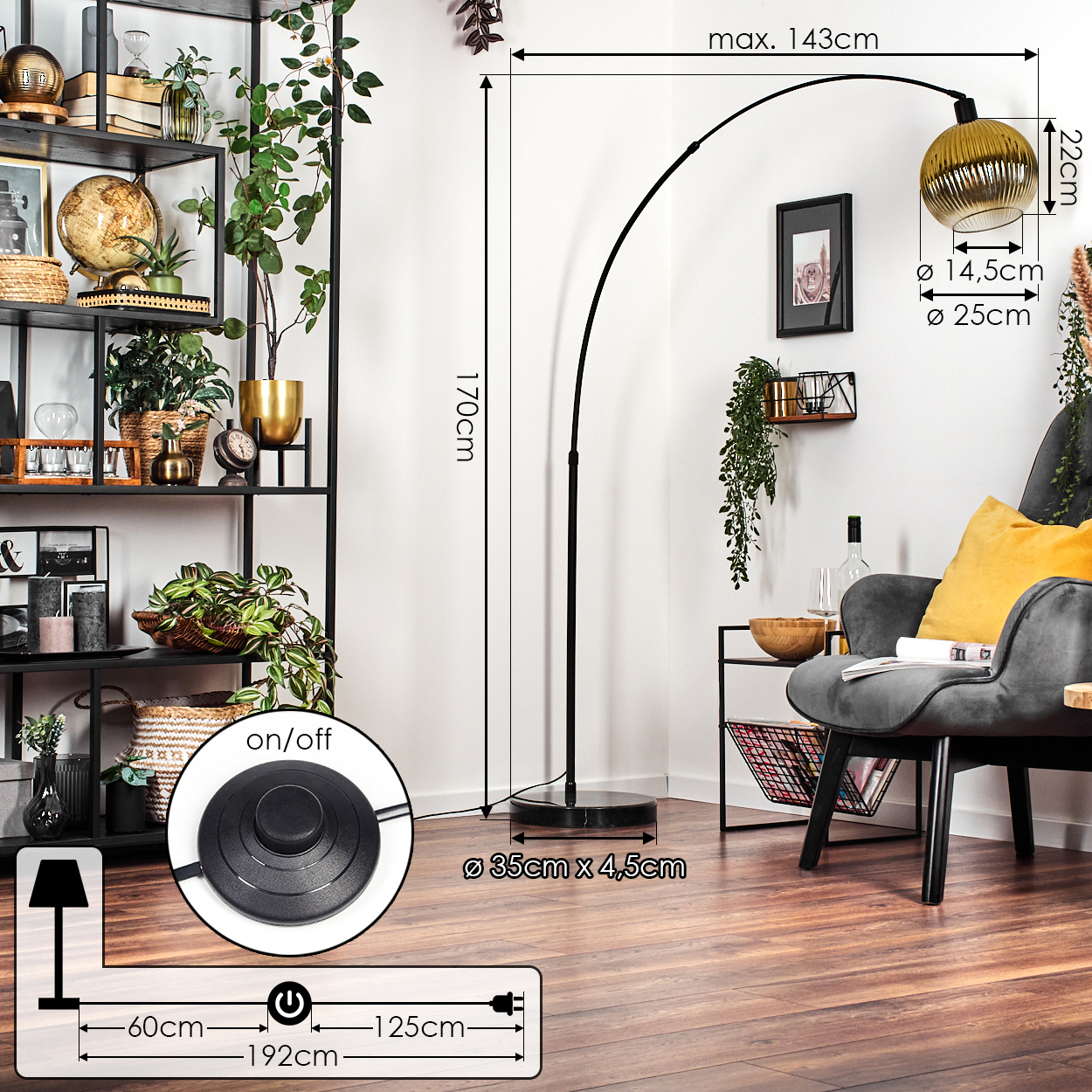 Moderne schwarze Stehlampe mit goldenem Lampenschirm. Steht neben grauem Sessel und Regal mit Dekorationen.