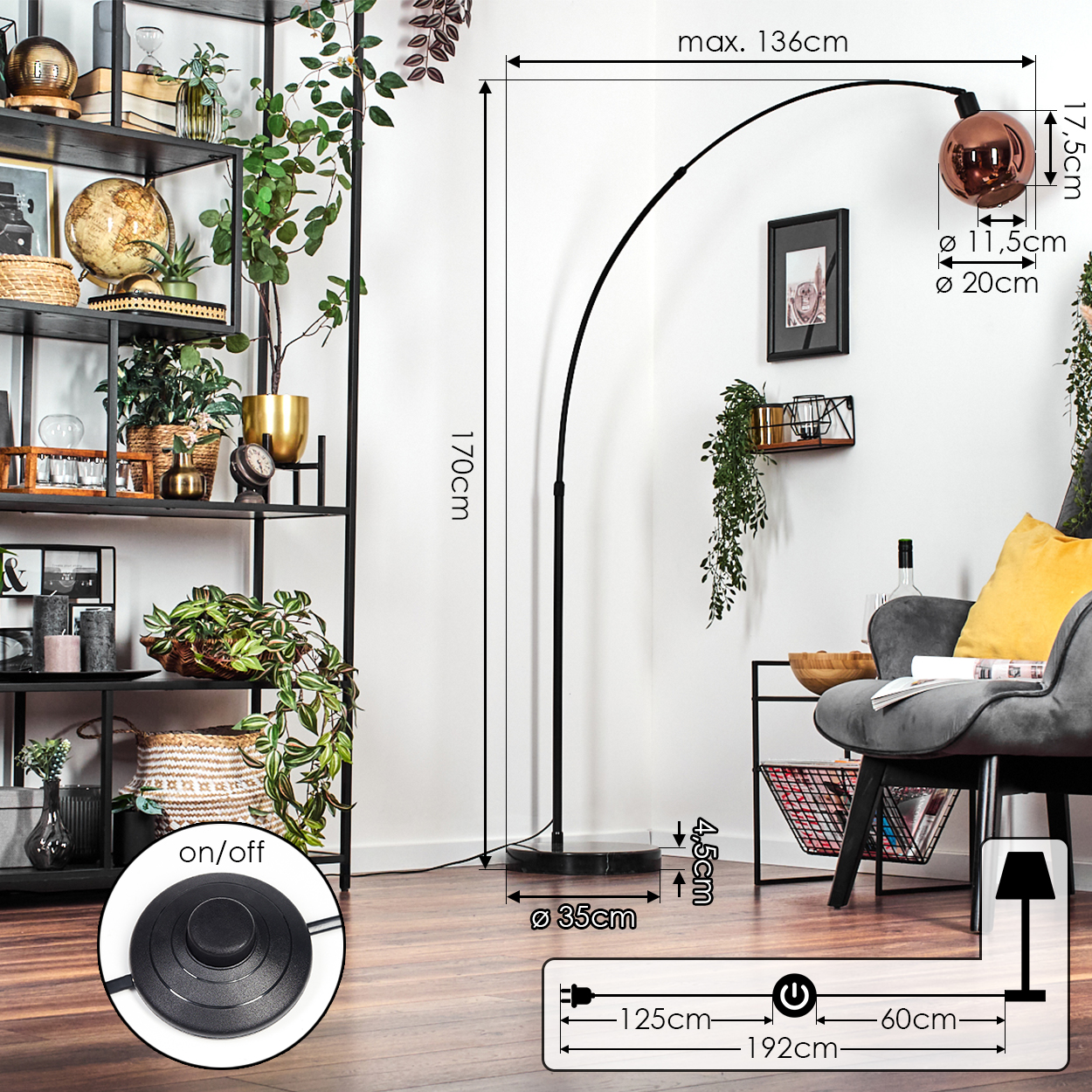 Ein modernes Wohnzimmer mit einer schwarzen Bogenstehlampe, einem Regal und einem grauen Sessel mit gelbem Kissen.