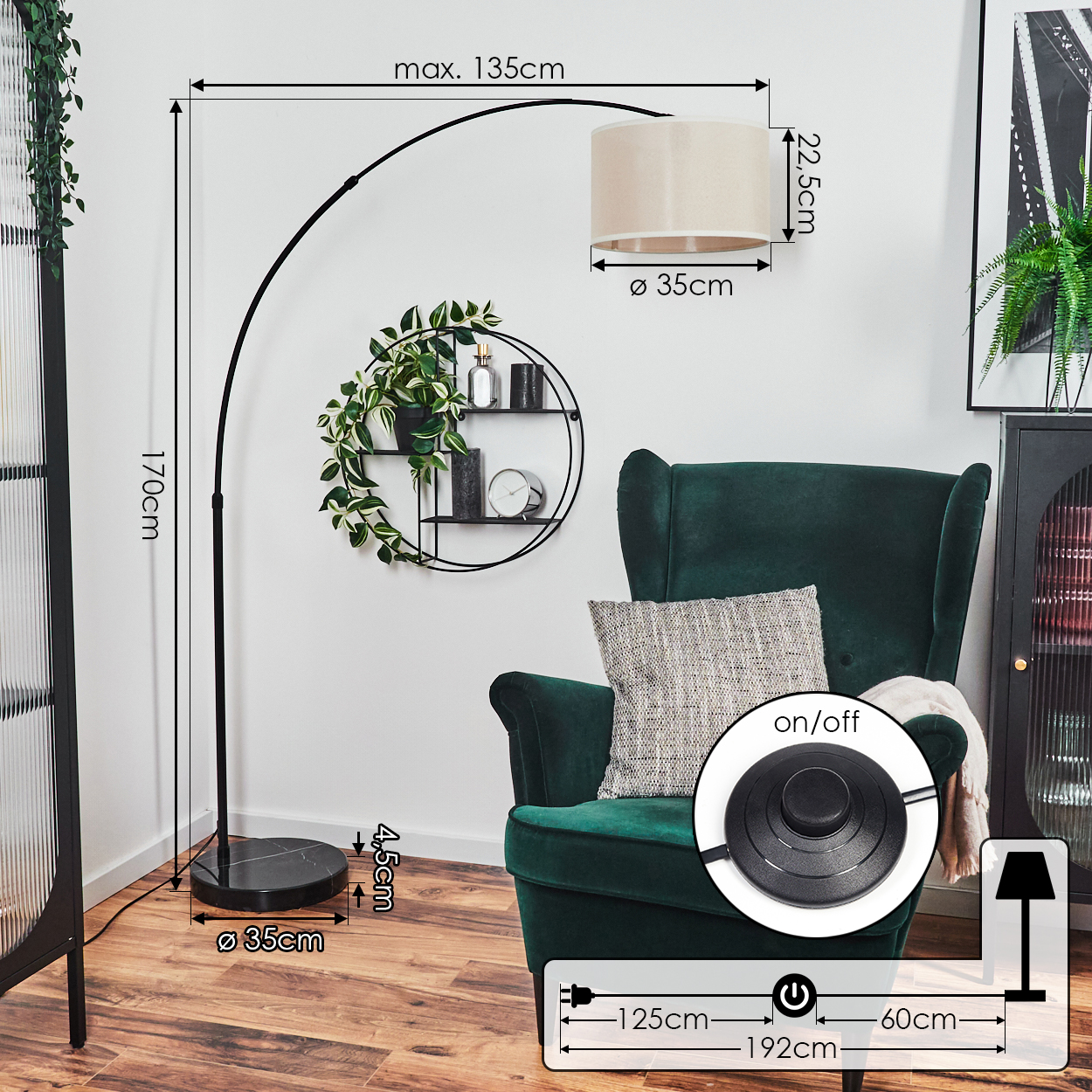 Ein modernes Wohnzimmer mit grünem Sessel, Stehlampe und einem dekorativen Regal mit Pflanzen. Maße sind beschriftet.