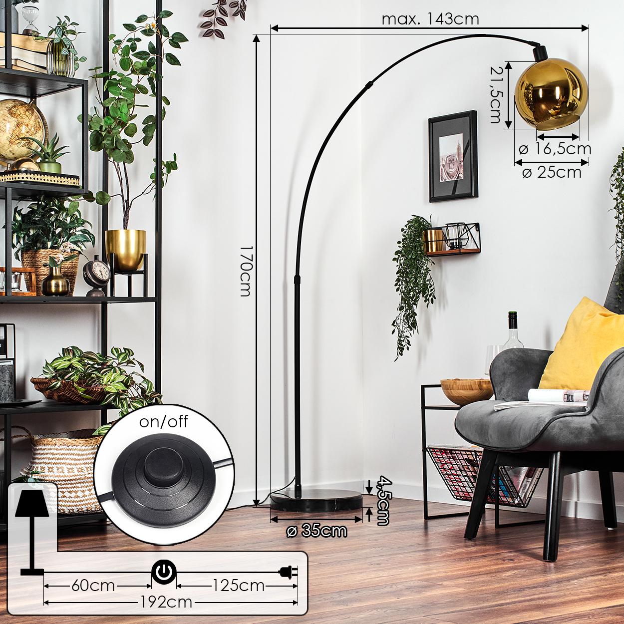 Ein modernes Zimmer mit einer schwarzen Bogenlampe, einem grauen Stuhl mit gelbem Kissen und einem schwarzen Regal mit Pflanzen.