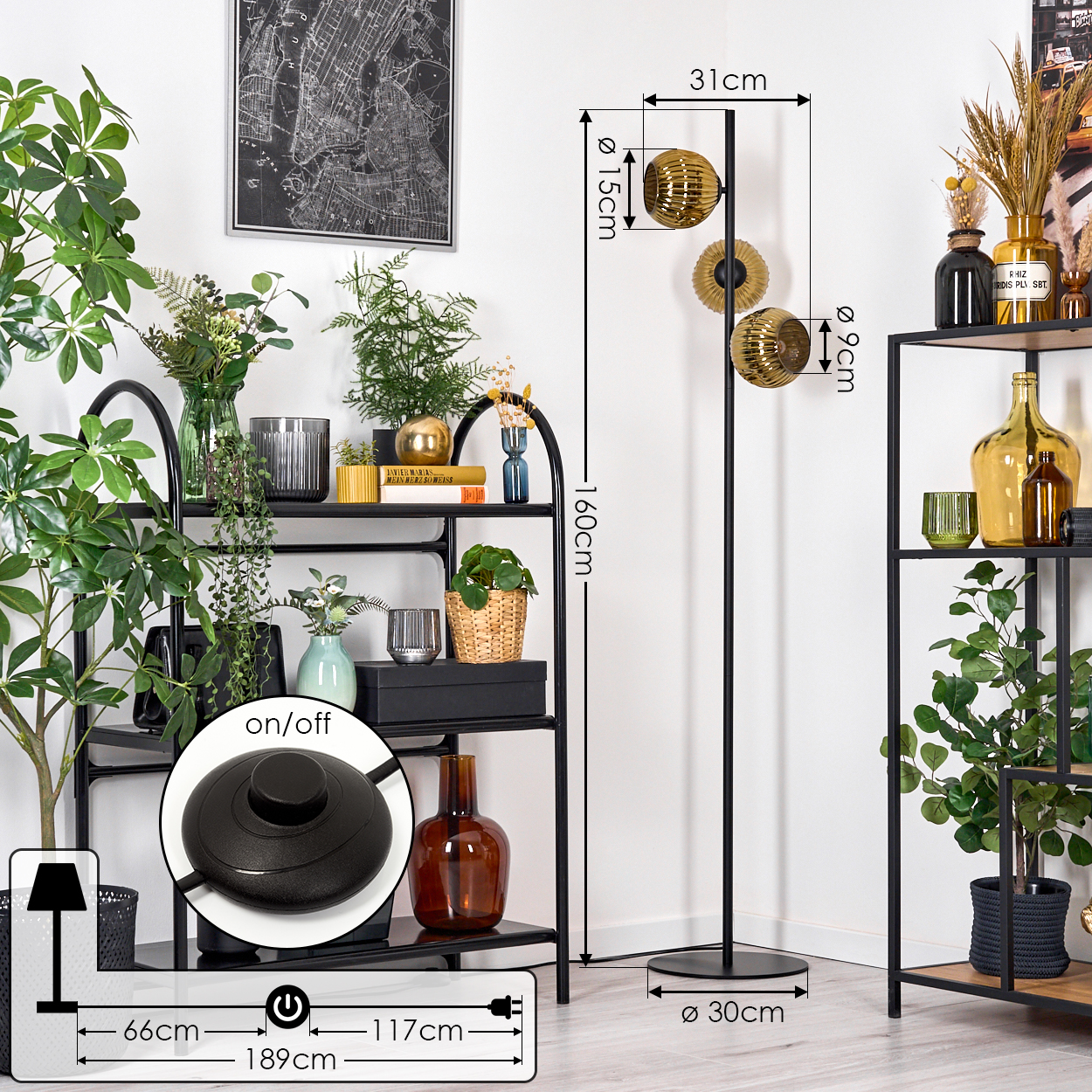 Moderne Innenszene mit Stehlampe. Regale mit Pflanzen und Dekorationsartikeln. Eine Karte von New York an der Wand.