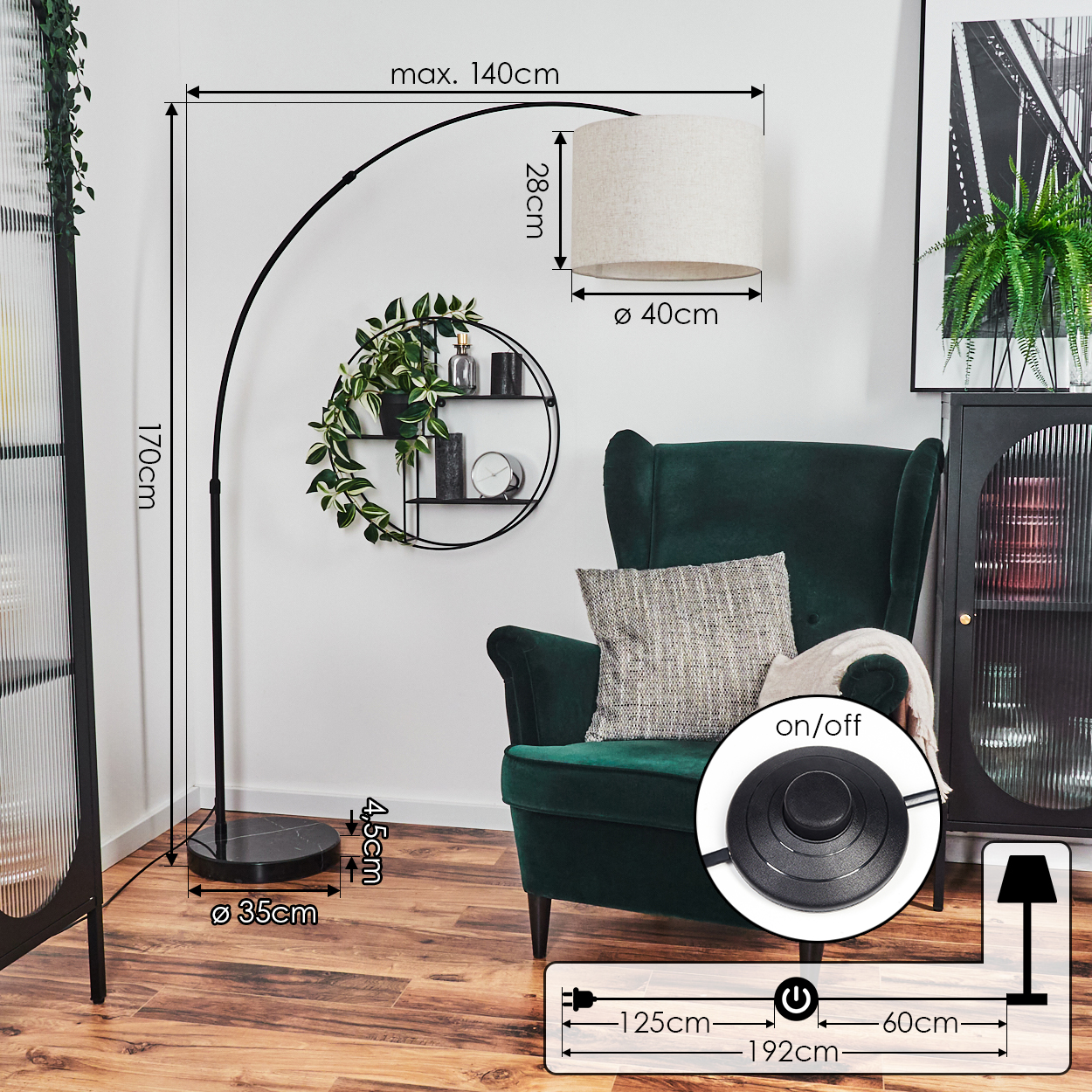 Ein modernes Wohnzimmer mit grünem Sessel, Stehlampe und rundem Regal mit Pflanzen und Dekorationen. Der Boden ist aus Holz.
