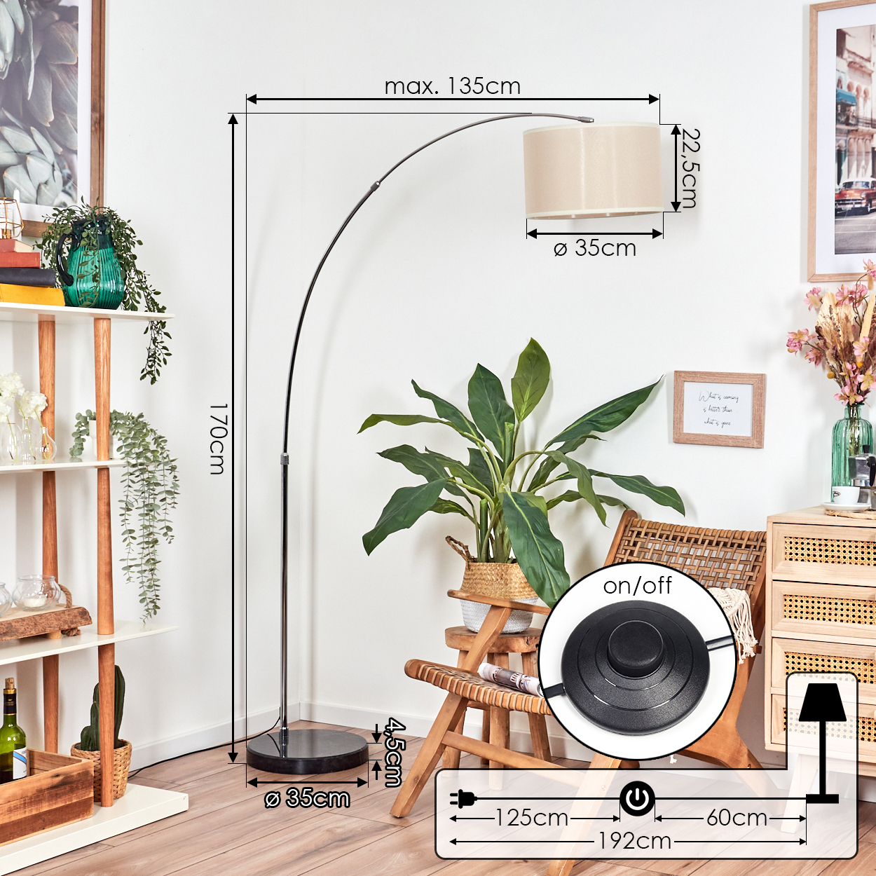 Eine moderne Stehlampe mit gebogenem Chromarm und beigem Lampenschirm. Sie steht in der Nähe einer Zimmerpflanze, eines Holzstuhls und einer weißen Wand.