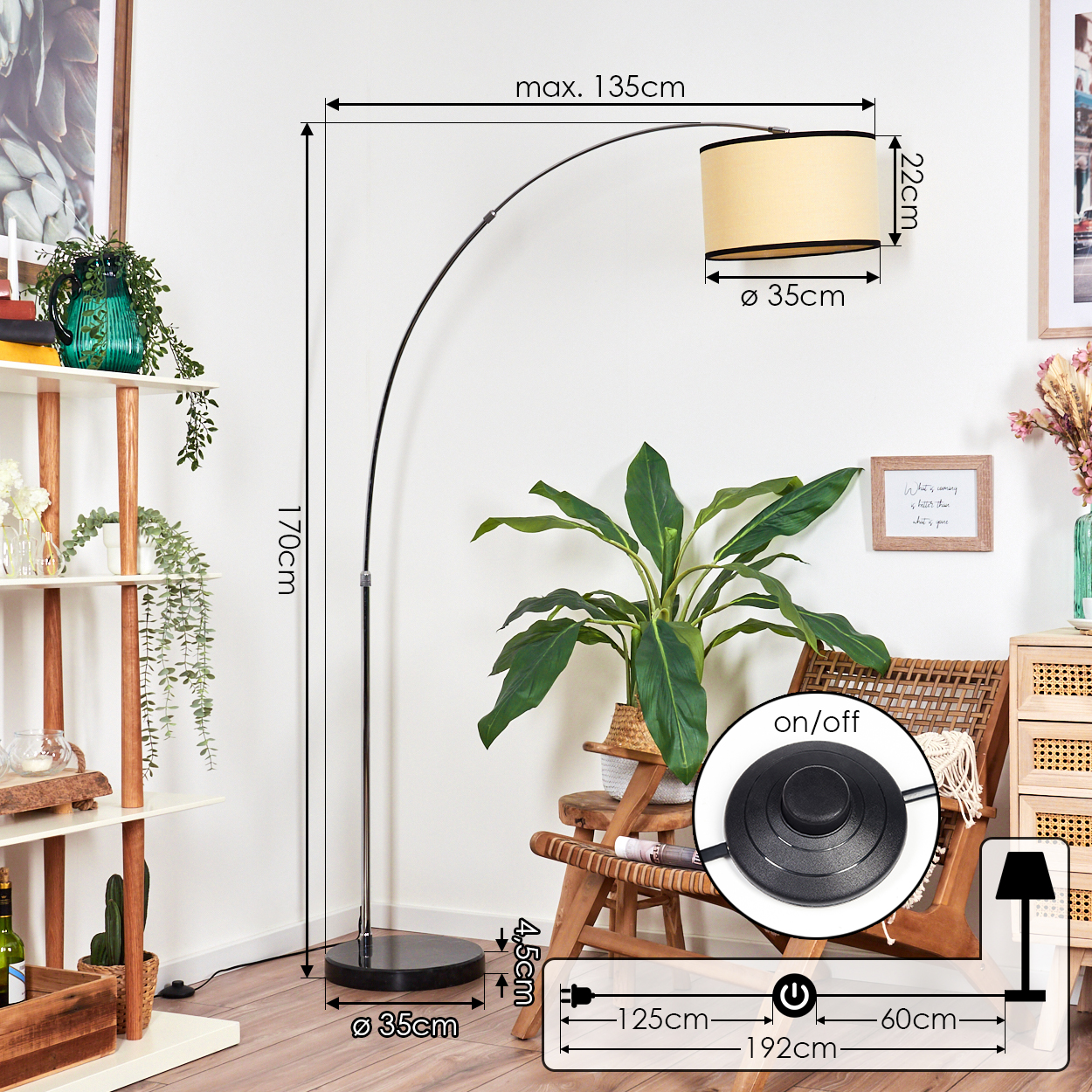 Eine moderne Stehlampe mit beigem Lampenschirm. Sie steht neben einem Holzstuhl mit einer Pflanze. Abmessungen sind angegeben.