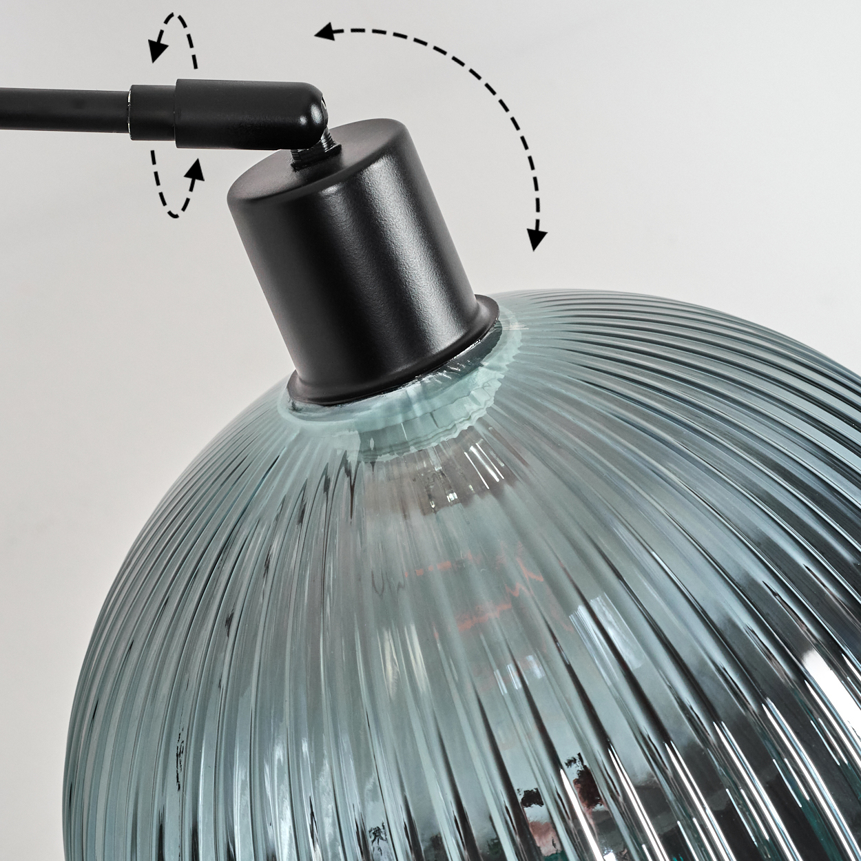 Nahaufnahme einer schwarzen Lampe mit blau getöntem Glasschirm. Pfeile zeigen verstellbare Positionen.