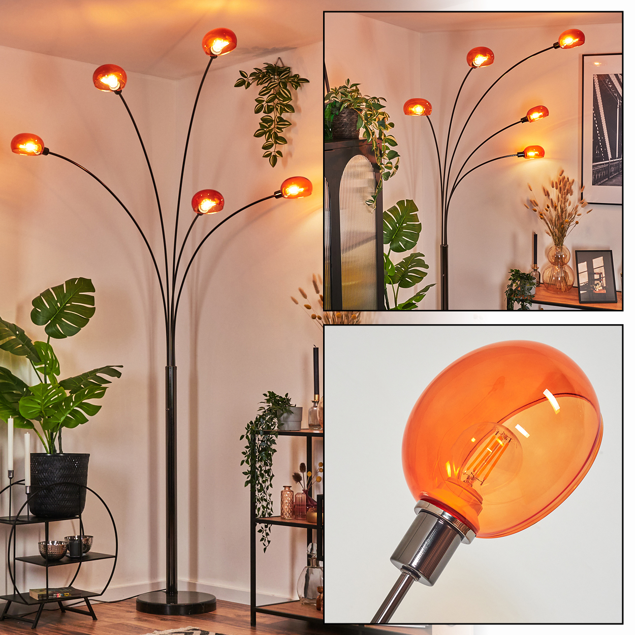 Eine moderne Stehlampe mit orangefarbenen Glasschirmen. Pflanzen und Dekoration befinden sich im Hintergrund, in einem Raum mit neutralen Wänden.