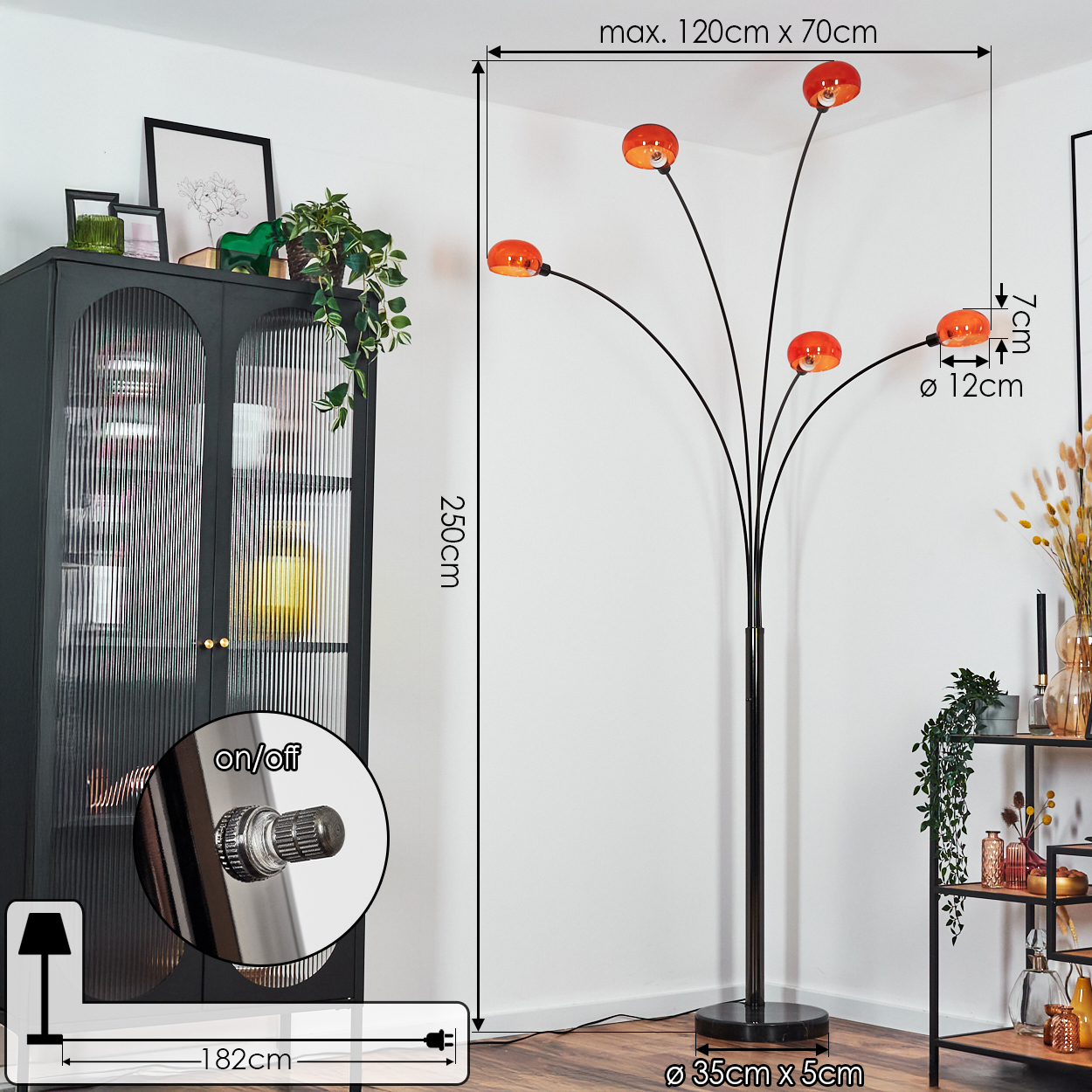 Eine moderne Stehlampe mit fünf orangefarbenen Lampenschirmen. Sie steht neben einem schwarzen Schrank mit Pflanzen und Dekorationsartikeln.