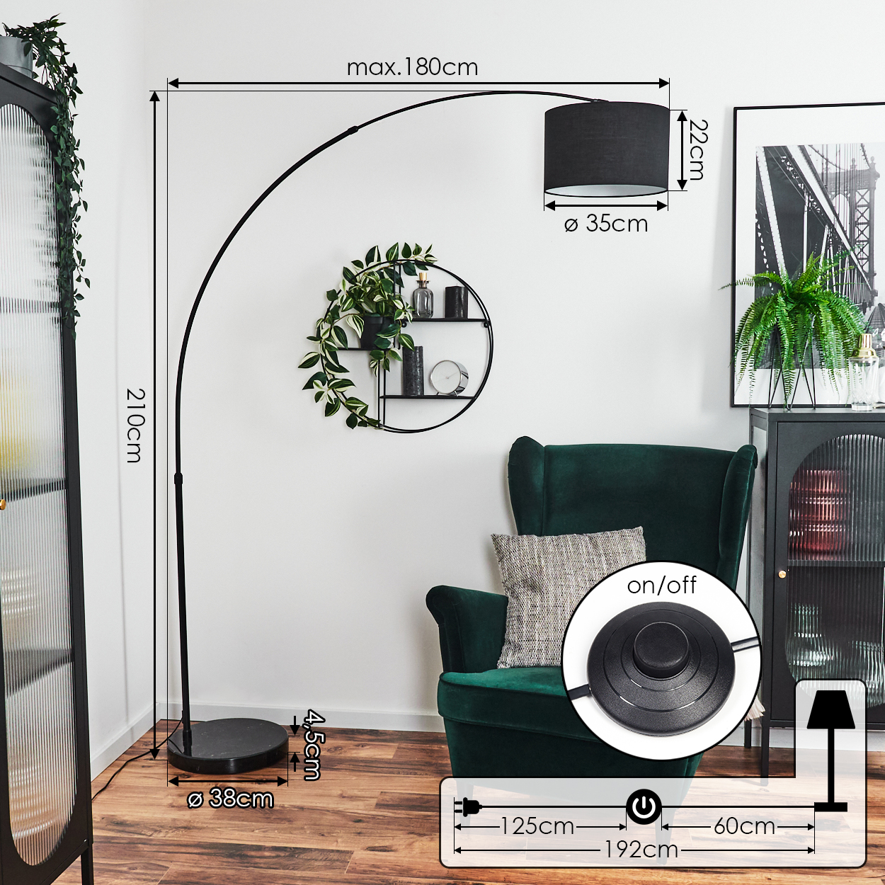 Modernes Wohnzimmer mit schwarzer Bogenlampe, grünem Sessel und dekorativem Wandregal mit Pflanzen. Maße sind ebenfalls angezeigt.