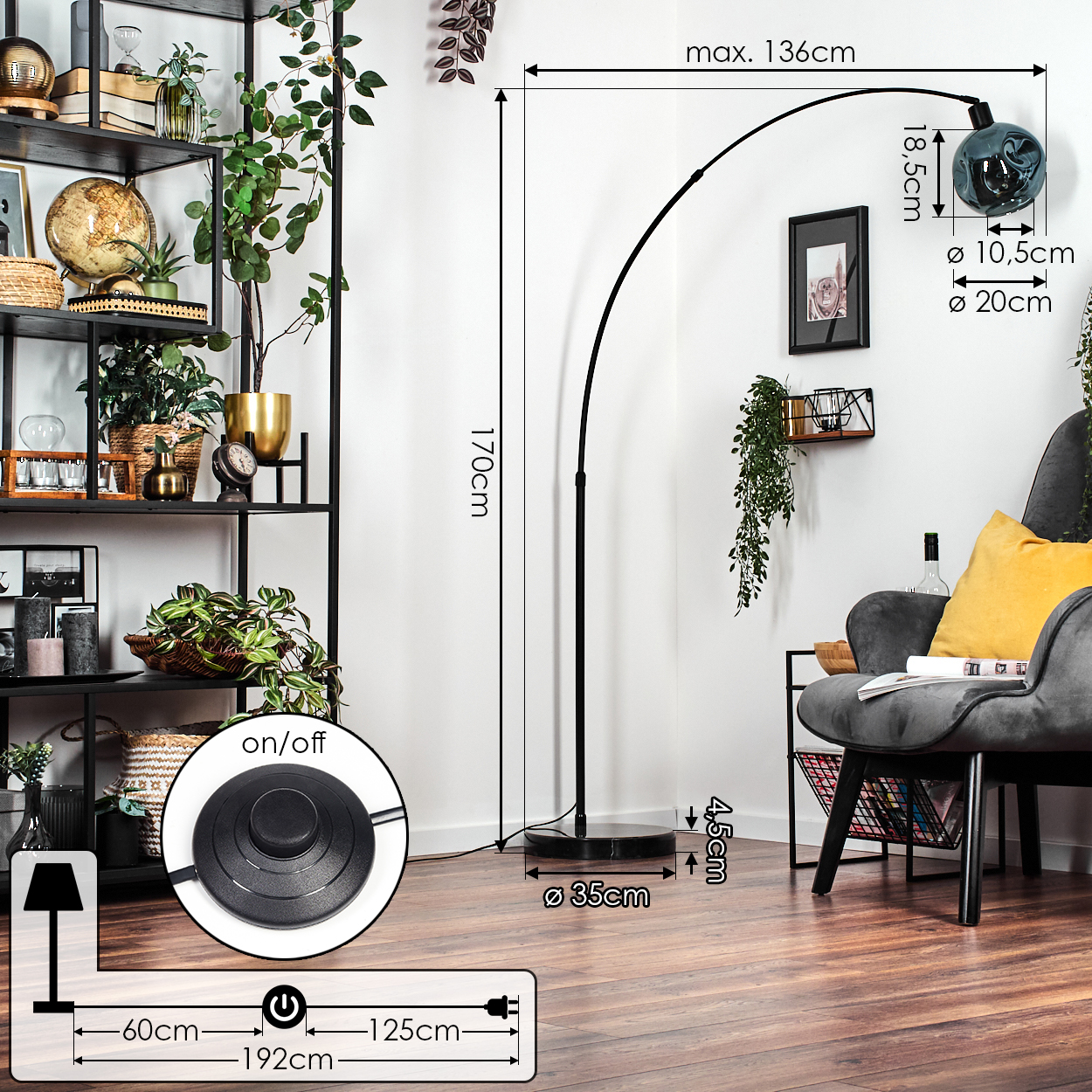 Ein modernes Wohnzimmer mit einer schwarzen Bogenstehlampe, einem grauen Sessel mit gelbem Kissen und einem schwarzen Bücherregal.
