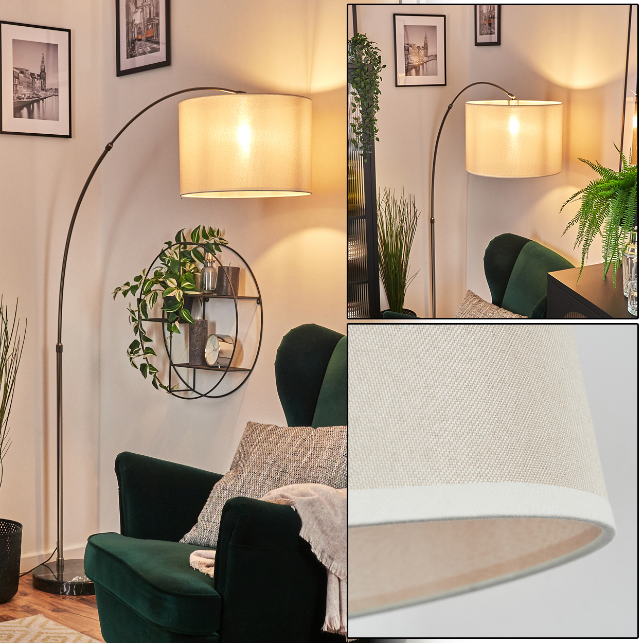 Eine Stehlampe mit beigem Lampenschirm beleuchtet einen grünen Samtsessel. Bilder hängen an der Wand, und dekorative Pflanzen sind vorhanden.