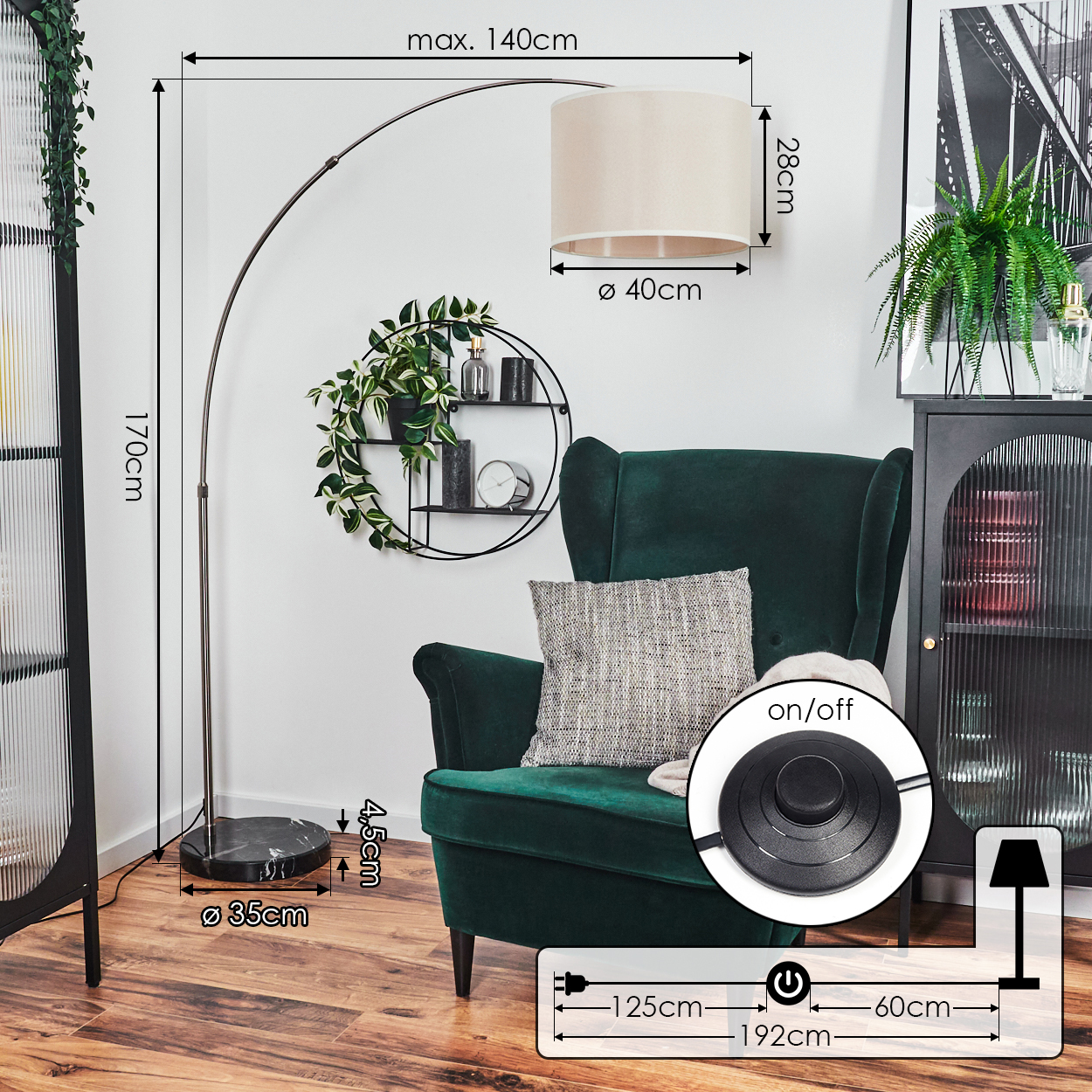 Ein modernes Wohnzimmer mit grünem Sessel, Stehlampe und schwarzem Schrank. Abmessungen sind auf dem Bild beschriftet.