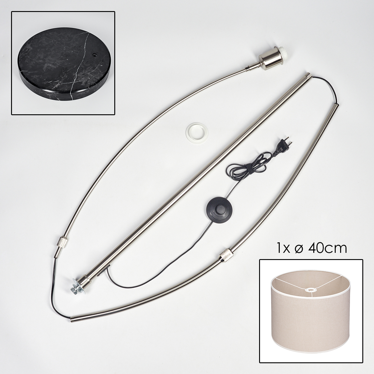 Zerlegte Stehlampe mit Marmorsockel und Lampenschirm. Komponenten umfassen Metallrahmen, Kabel und Fußschalter auf weißer Oberfläche.