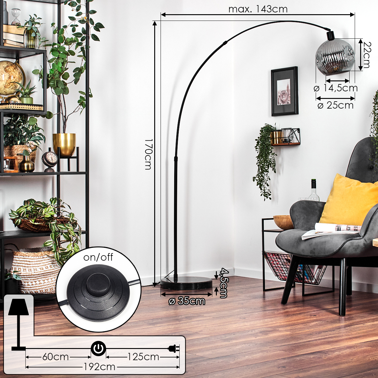 Eine moderne, schwarze Stehlampe mit gebogenem Arm steht neben einem grauen Sessel und einem Regal mit Pflanzen.
