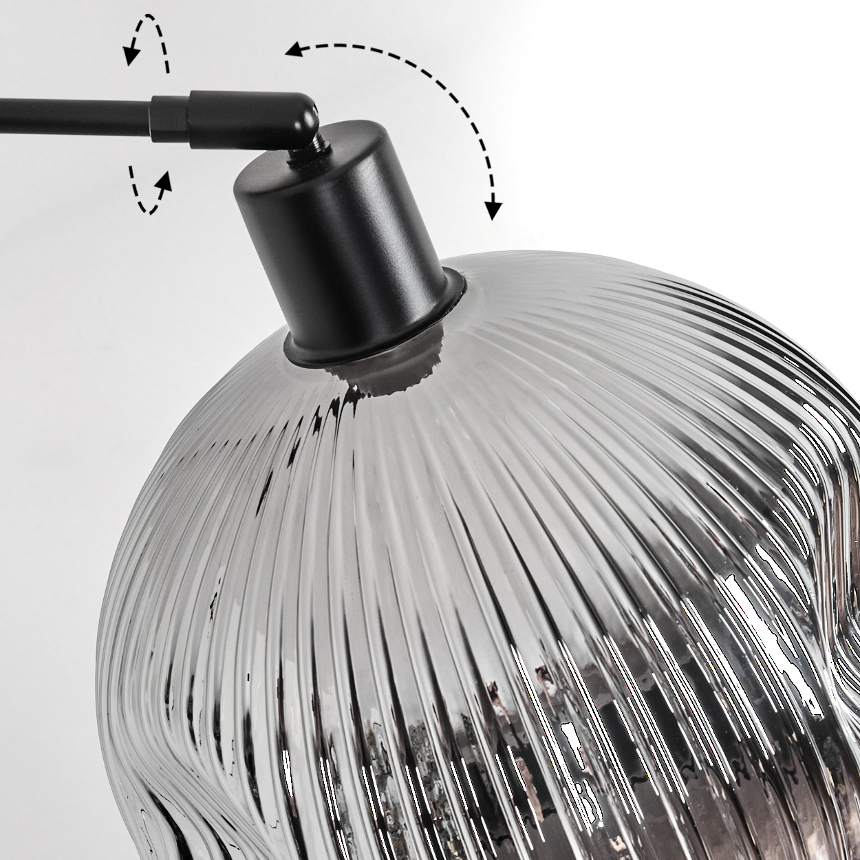 Nahaufnahme einer modernen Lampe mit schwarzem Arm und silbernem, geriffeltem Schirm. Pfeile zeigen die Einstellung. Weißer Hintergrund.