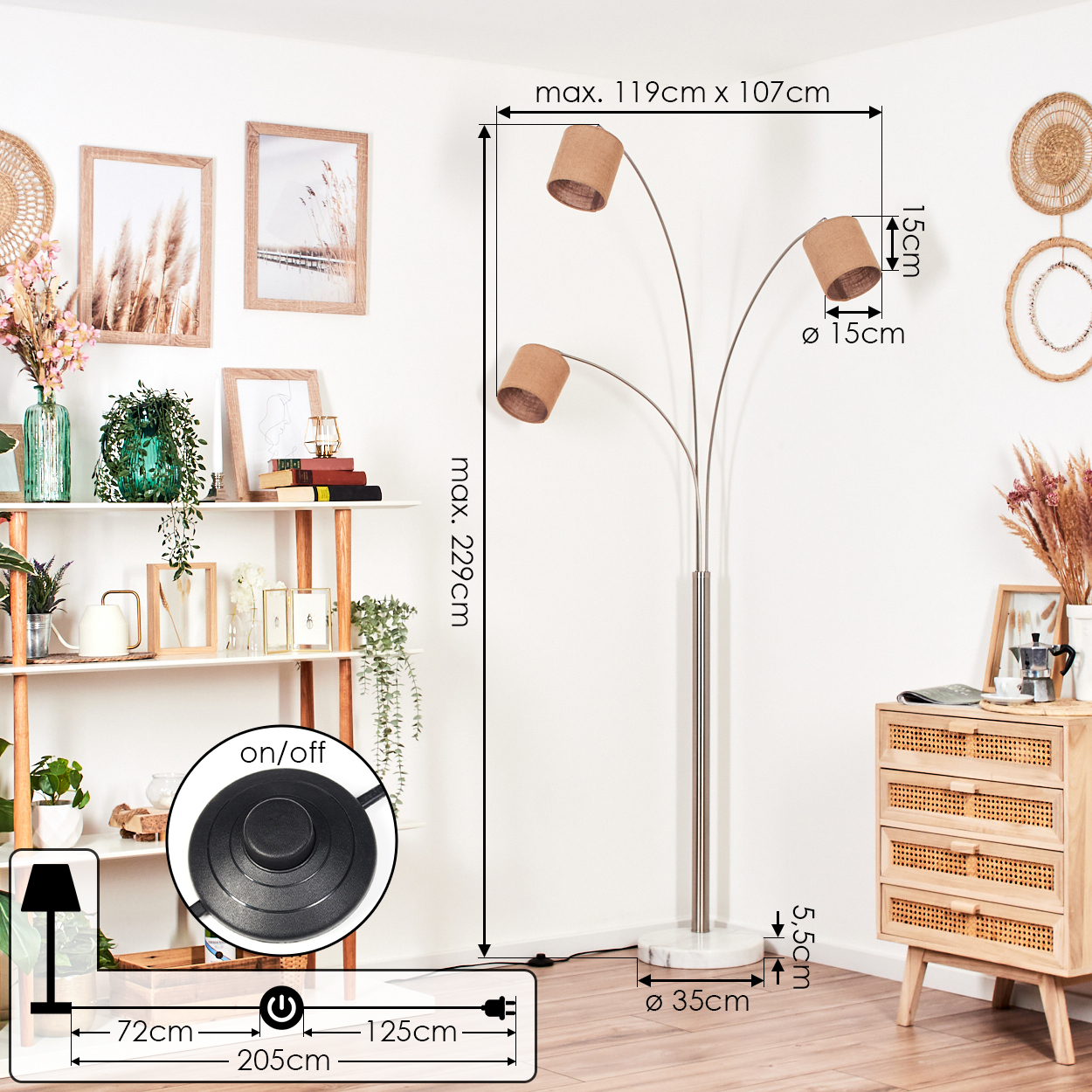 Eine Stehlampe mit drei Lampenschirmen steht in einem Raum. Der Raum hat eine weiße Wand, ein Holzregal und einen Holzschrank.