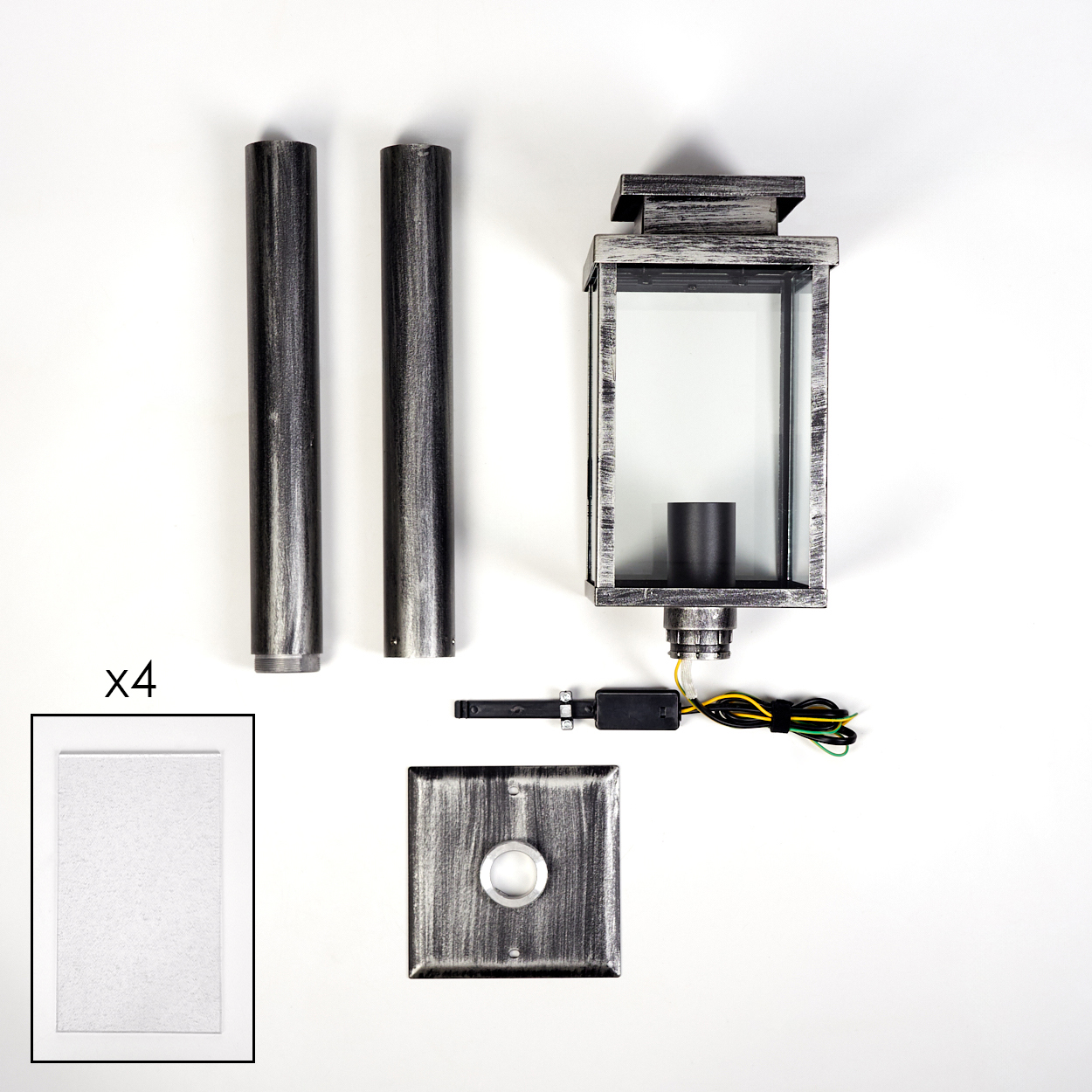 Zerlegte Teile einer Außenlampe: Lampe, Stangen, Sockel und eine Wandhalterung. Enthält eine Glühbirne, Kabel und ein zusätzliches Panel.