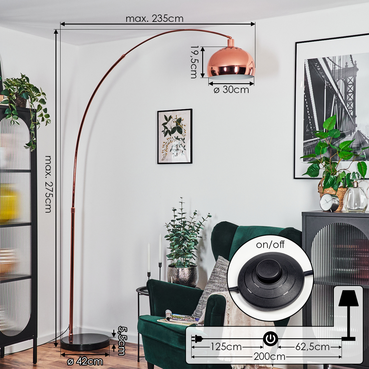Eine moderne Stehlampe mit kupferfarbenem Schirm in einem Wohnzimmer. Ein grüner Sessel, ein schwarzer Schrank und gerahmte Kunst sind zu sehen.