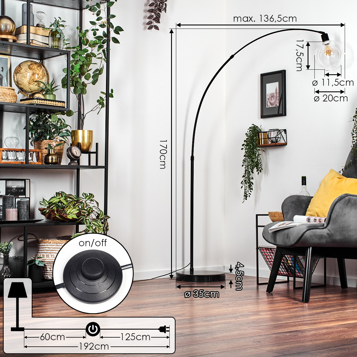 Ein modernes Wohnzimmer mit einer schwarzen Bogen-Stehlampe, einem grauen Sessel und einem schwarzen Metallregal mit Dekorationen.