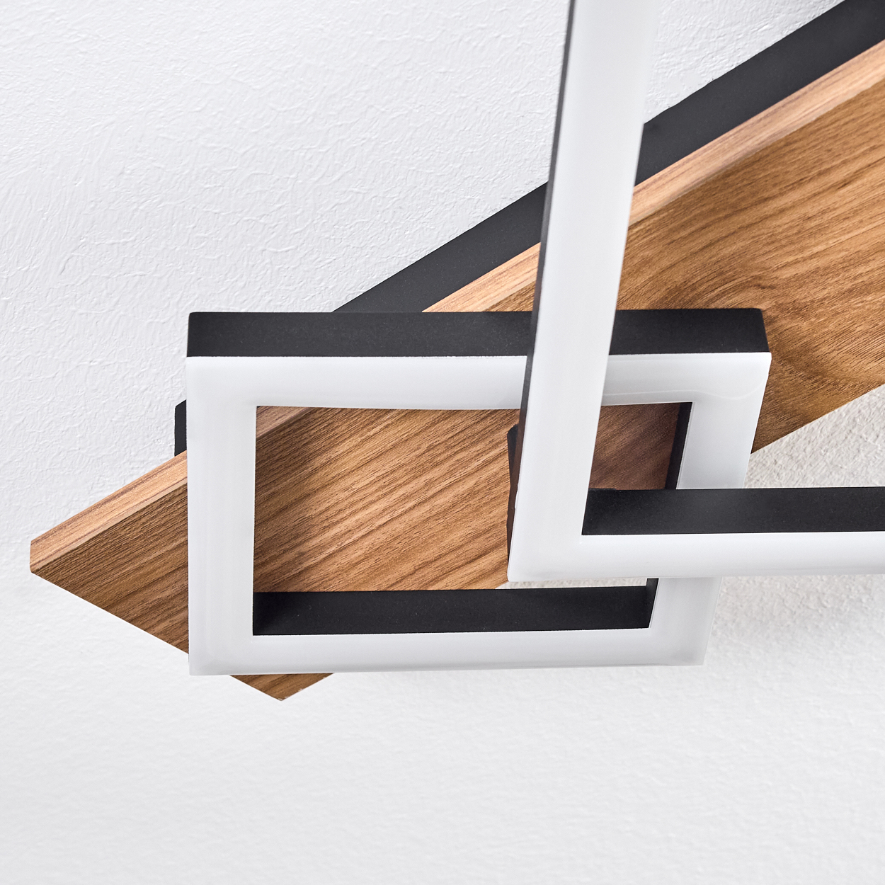 Geometrisches Design mit weißen Rahmen, schwarzen Linien und Holzbrettern vor einem weißen strukturierten Hintergrund. Das Design scheint zu schweben.