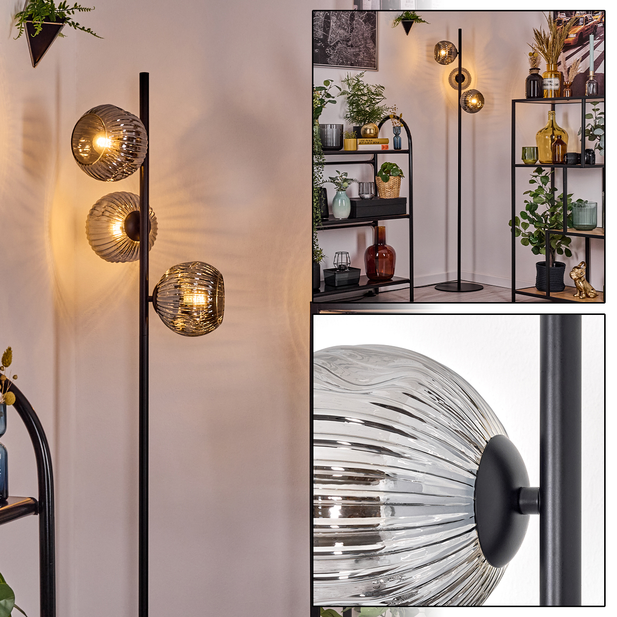 Moderne Stehlampe mit drei Glaskugeln. Sie steht auf einer schwarzen Stange, mit verschiedenen Dekorartikeln im Hintergrund.