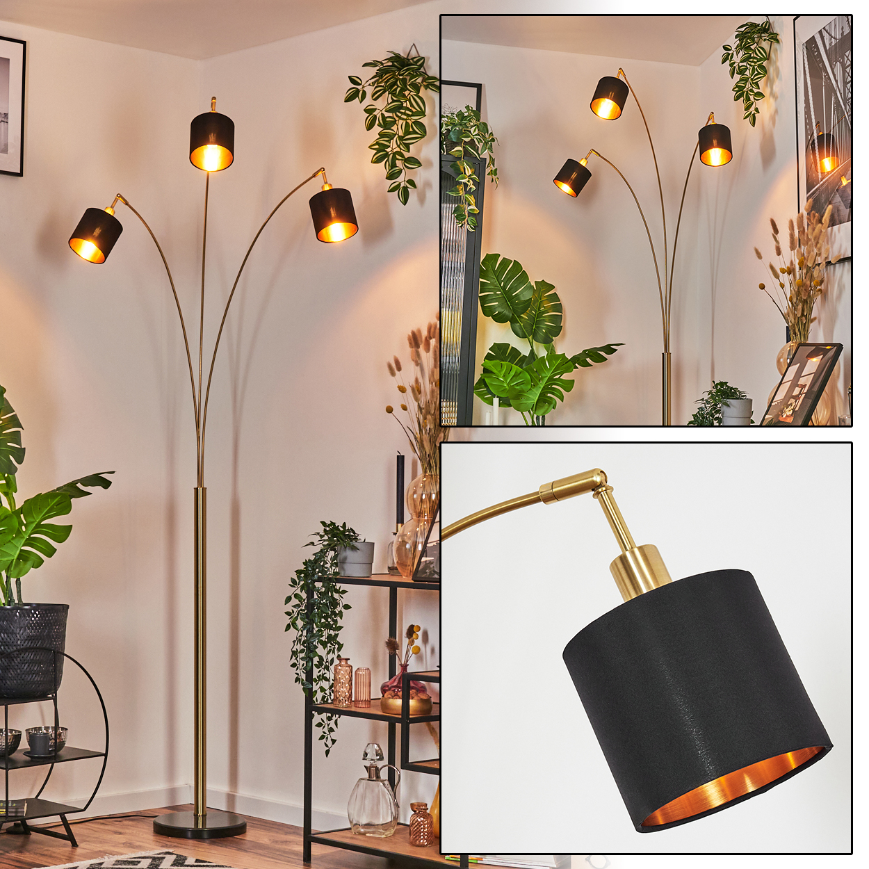Eine Stehlampe mit drei schwarzen Schirmen und goldenen Akzenten steht in einem Raum mit Pflanzen und Regalen.