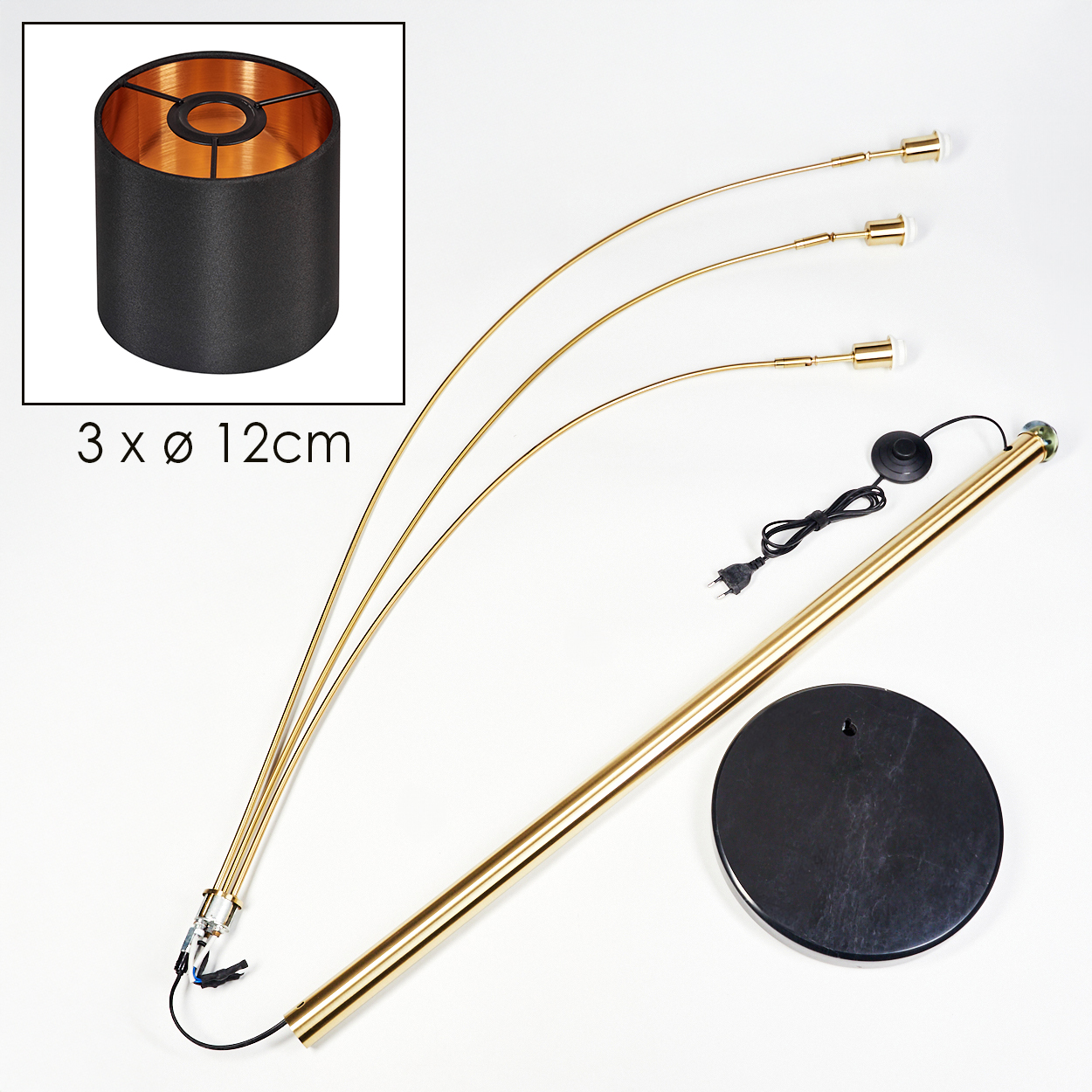 Eine zerlegte Stehlampe mit drei gebogenen Armen, einem schwarzen Lampenschirm, einem runden Sockel und einem Netzkabel, alles auf weißem Grund.