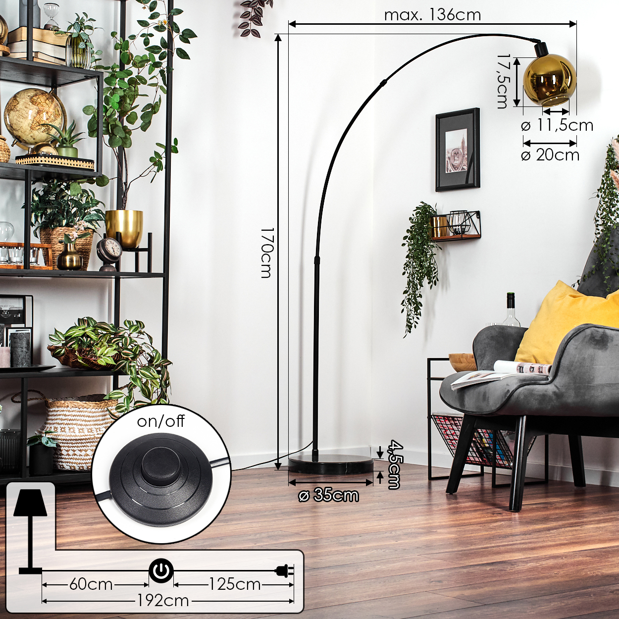 Eine moderne Bogen-Stehlampe mit goldenem Lampenschirm. Ein grauer Sessel, ein Regal mit Pflanzen und ein schwarzes Metallregal sind ebenfalls sichtbar.