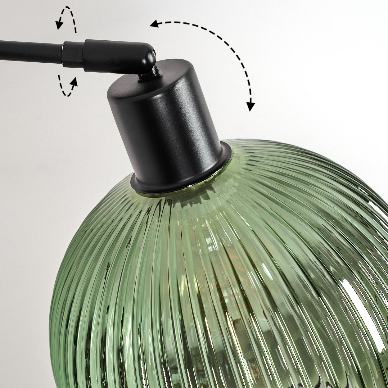 Nahaufnahme einer grünen Glaslampe mit schwarzen Metalldetails. Die Lampe befindet sich auf weißem Hintergrund. Pfeile zeigen die verstellbaren Funktionen.