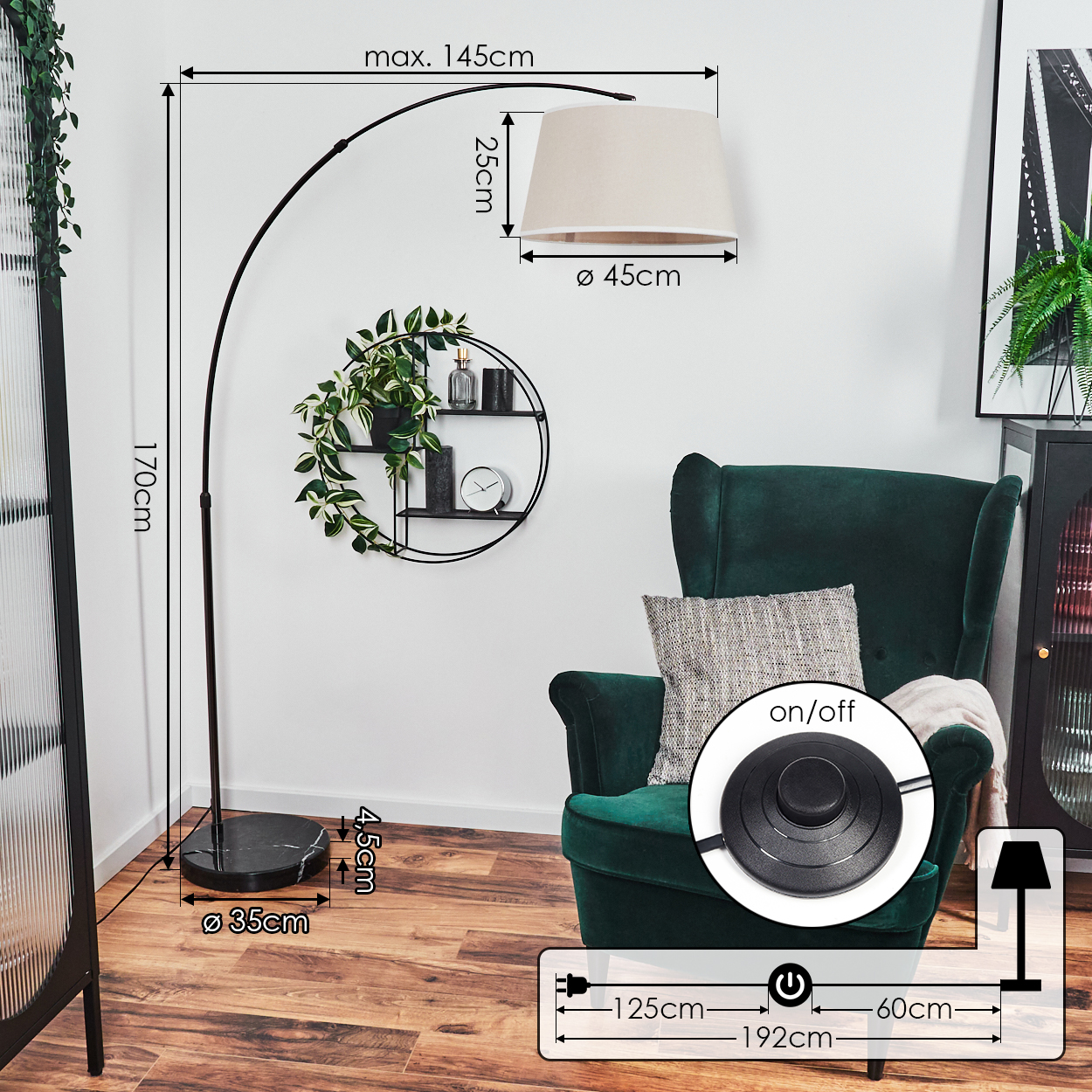 Ein modernes Wohnzimmer mit einer schwarzen Bogen-Stehlampe, einem grünen Sessel und einem dekorativen Wandregal mit Pflanzen.