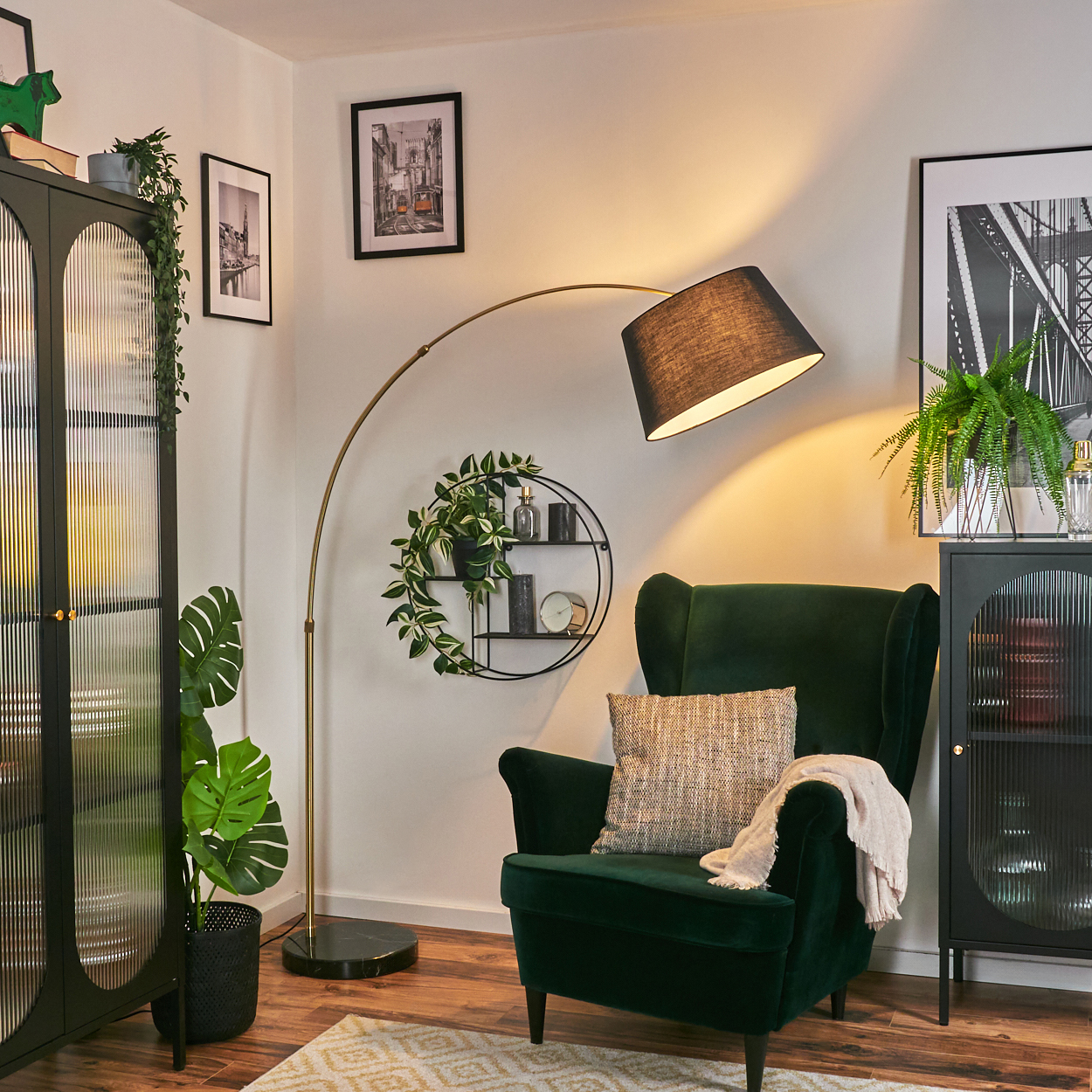 Ein gemütliches Wohnzimmer mit grünem Sessel, Stehlampe und dekorativen Gegenständen.