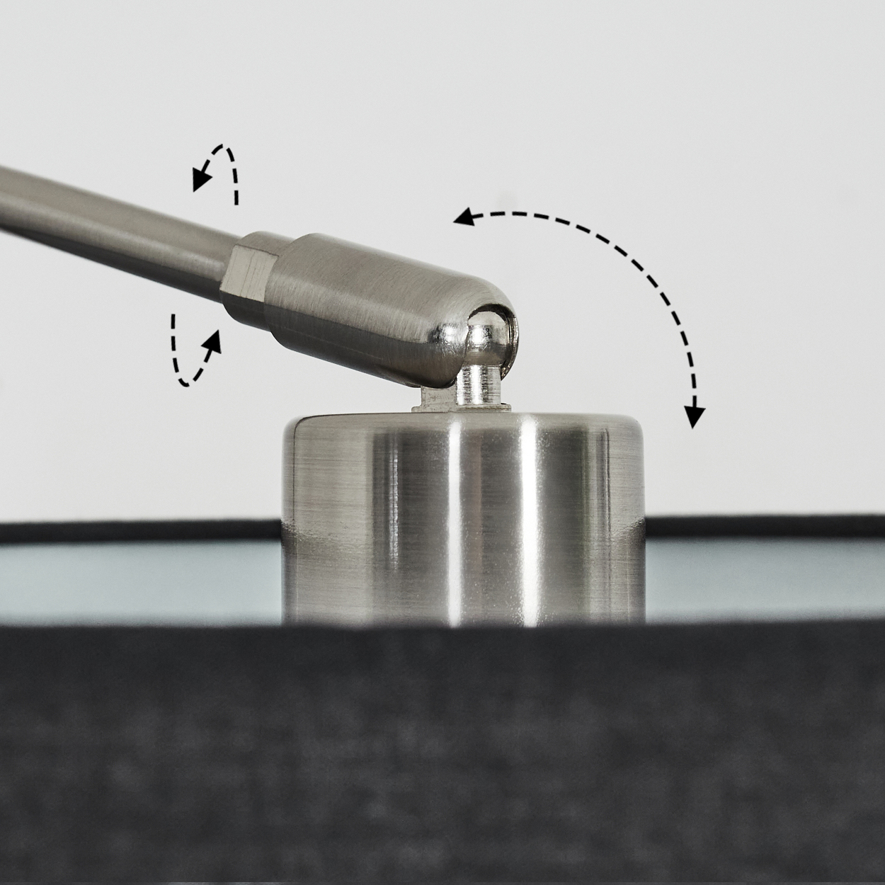 Nahaufnahme eines Lampenarms und -kopfs, die das verstellbare Gelenk zeigen. Der Lampensockel ist schwarz, der Arm silber und der Hintergrund weiß.
