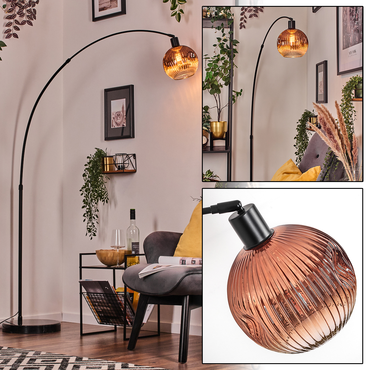 Modernes Wohnzimmer mit schwarzer Bogen-Stehlampe und kupferfarbenem Glasschirm. Grauer Stuhl, Pflanzen und Dekoration sind sichtbar.