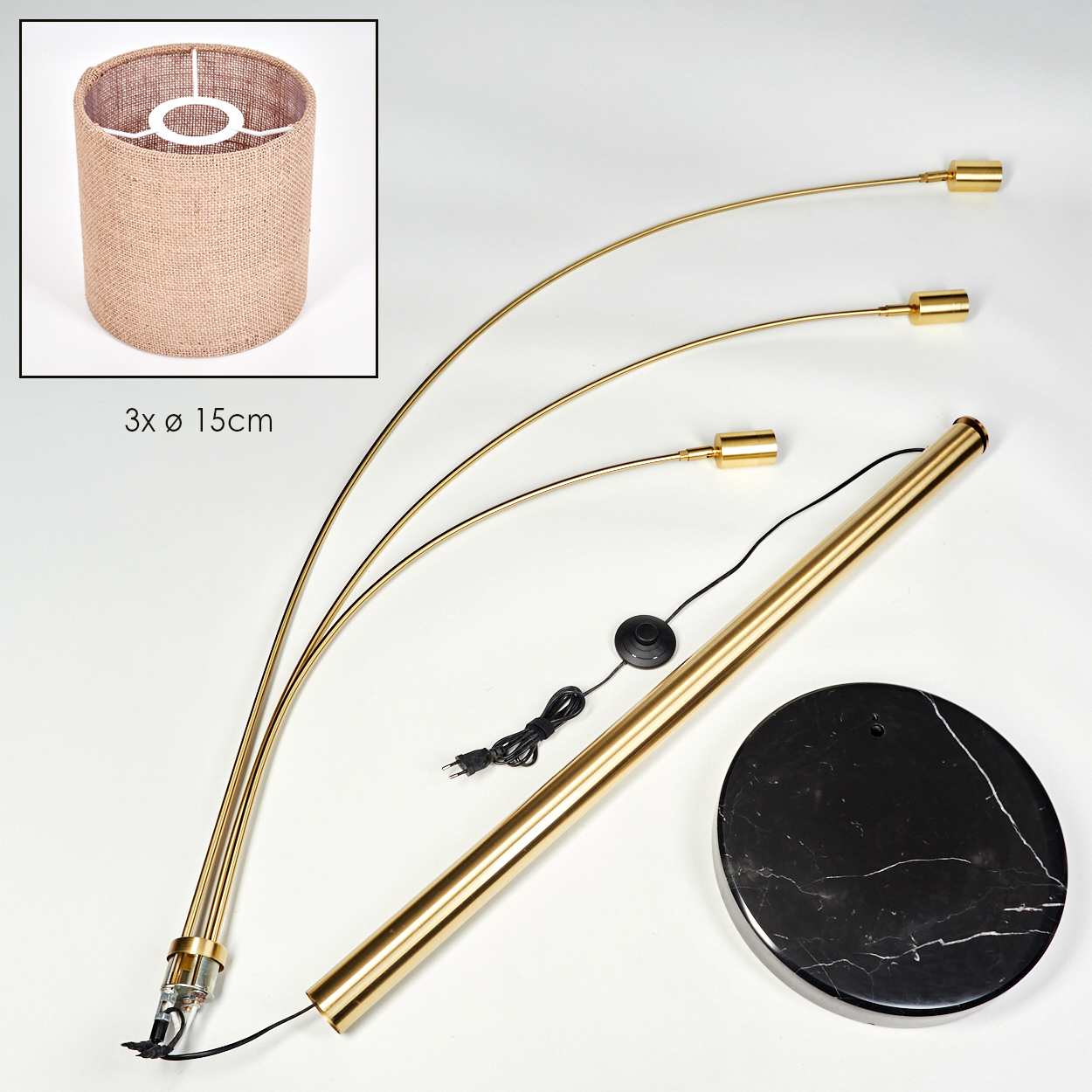 Zusammengebaute Stehlampenteile: Lampenschirm, gebogene Arme mit Lichtern, Ständer und Sockel. Goldene und schwarze Elemente.