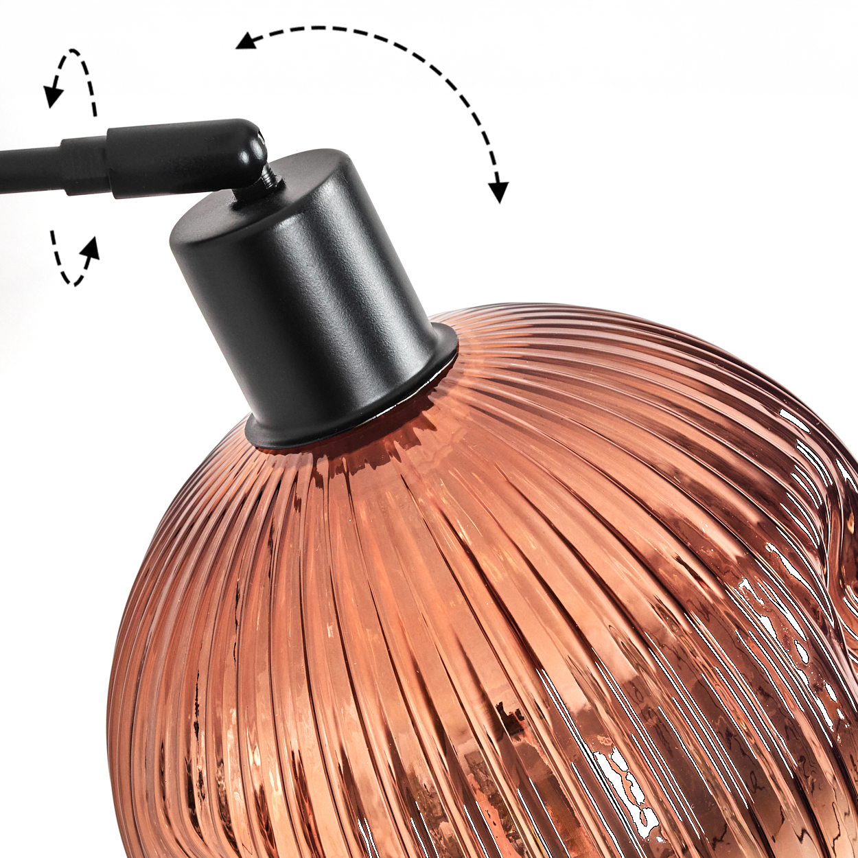 Nahaufnahme einer Lampe. Schwarzer Arm und Kopf, mit kupferfarbenem, geriffeltem Glasschirm. Pfeile zeigen die Einstellung an. Weißer Hintergrund.