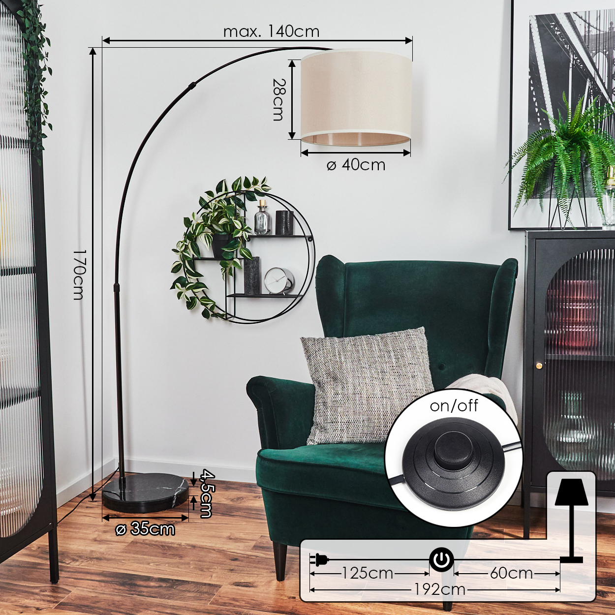 Ein modernes Wohnzimmer mit grünem Sessel, Stehlampe und rundem Wandregal mit Pflanzen und Dekorationsartikeln.