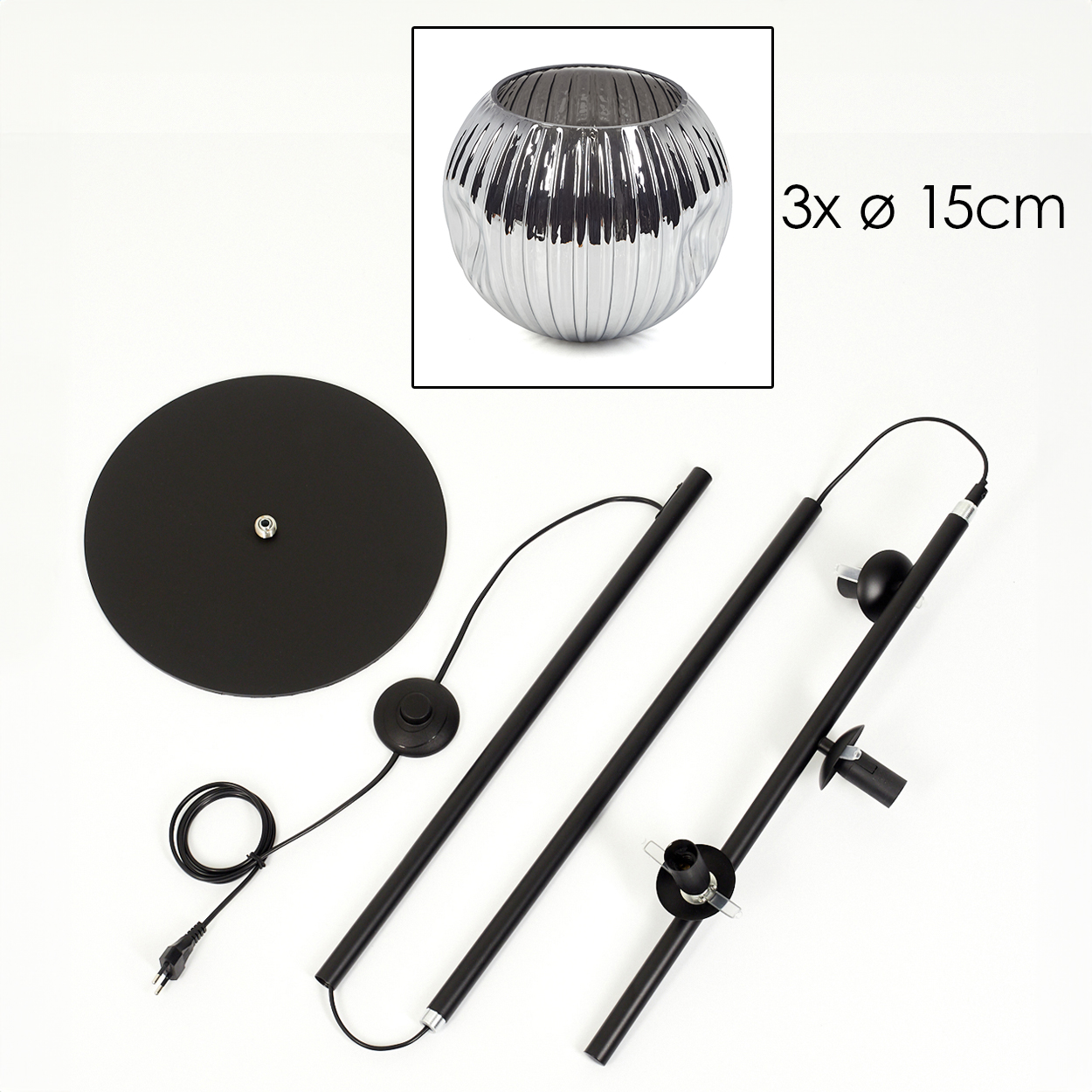 Zerlegte schwarze Stehlampe mit silberner Zierschale. Teile umfassen einen Sockel, Stangen und ein Netzkabel, alles auf weißem Hintergrund.