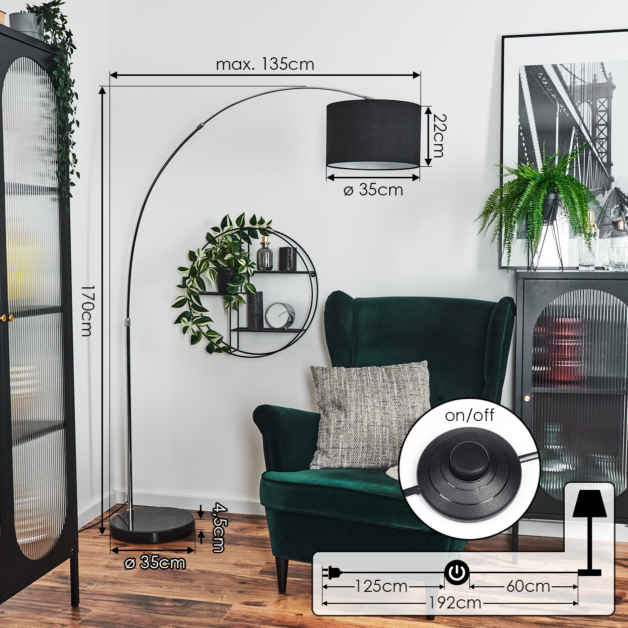 Ein modernes Wohnzimmer mit einer schwarzen Bogen-Stehlampe, einem grünen Sessel und dekorativen Pflanzen. Abmessungen werden angezeigt.