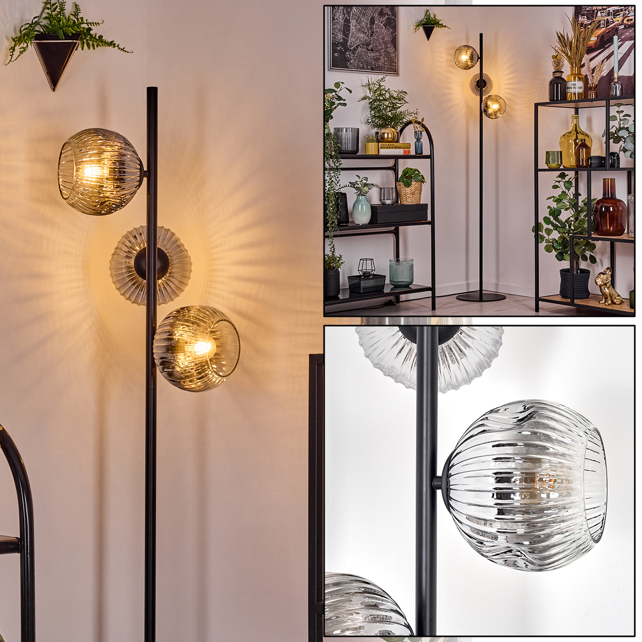 Eine moderne Stehlampe mit drei Glaskugelschirmen. Die Lampe steht in einem Raum mit Regalen und Pflanzen. Die Wand ist weiß.