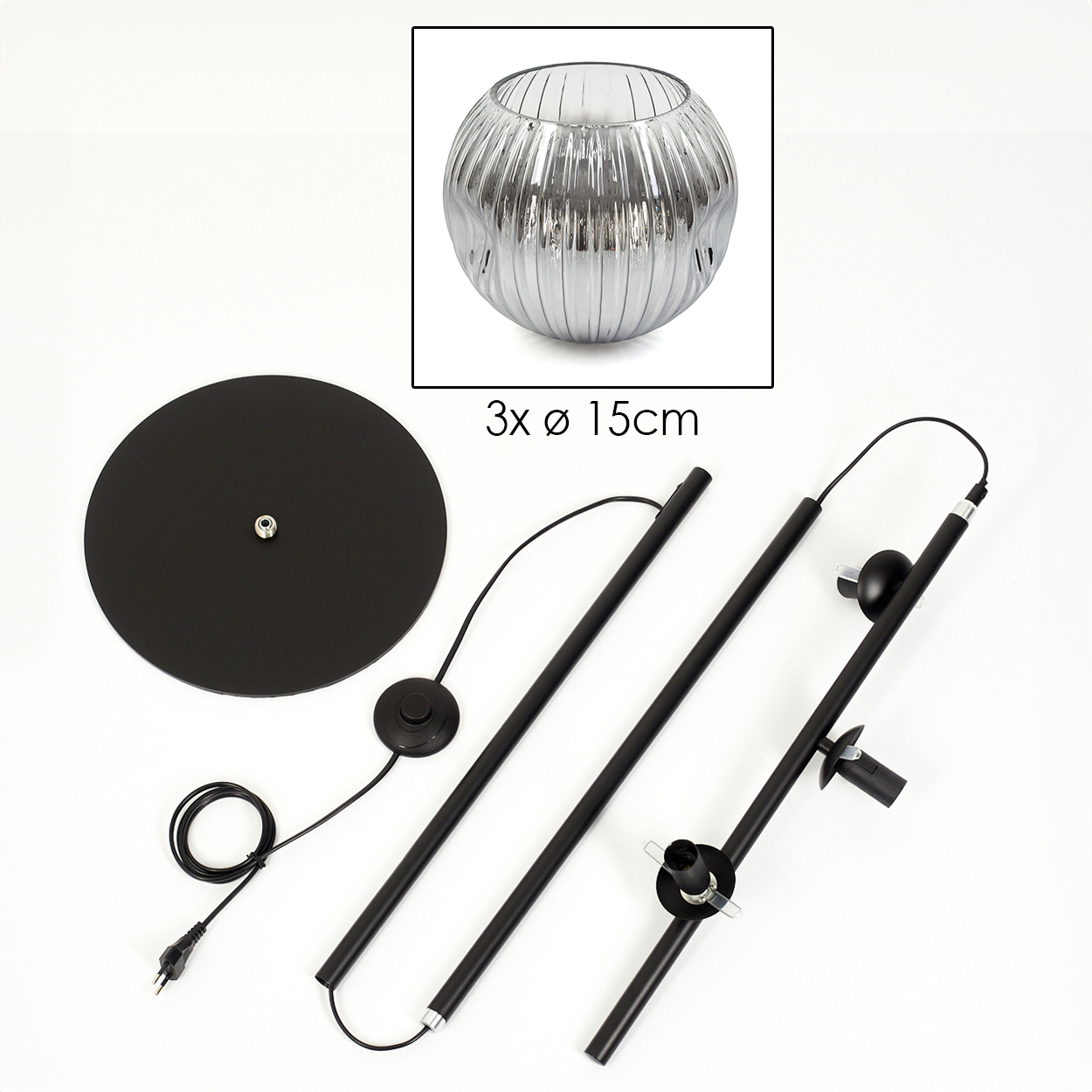 Zerlegte schwarze Stehlampe mit rundem Sockel, drei schwarzen Stangen und einem silbernen Glaslampenschirm. Text: 3x ø 15cm.