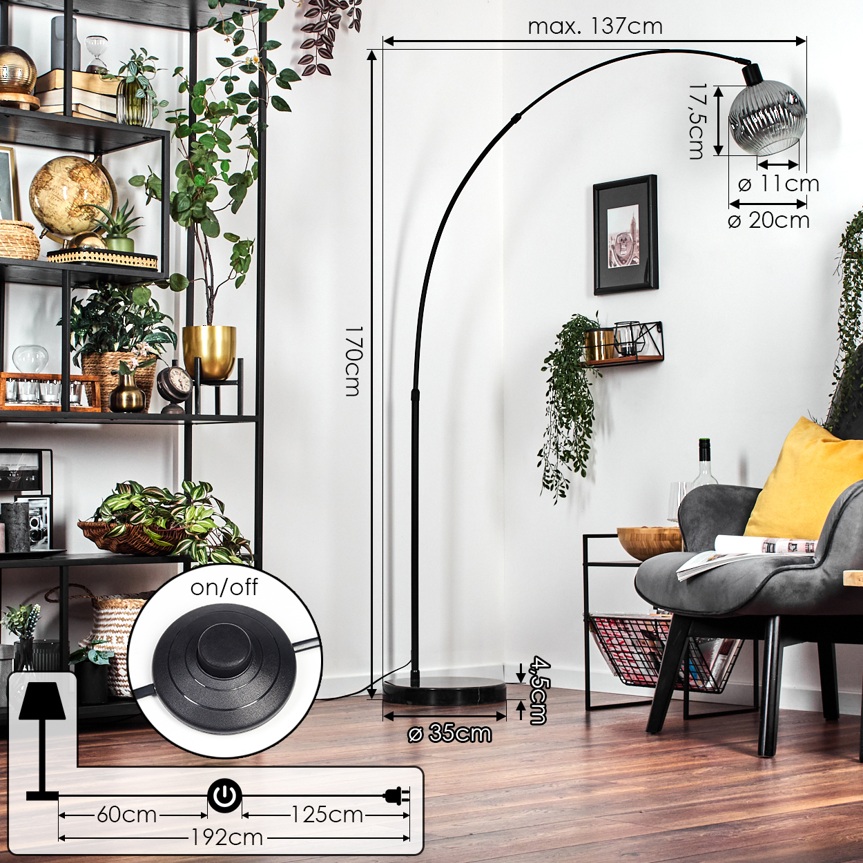 Eine moderne schwarze Stehlampe mit gebogenem Arm in einem Raum mit Regal, Stuhl und Holzboden. Details der Lampe sind angegeben.