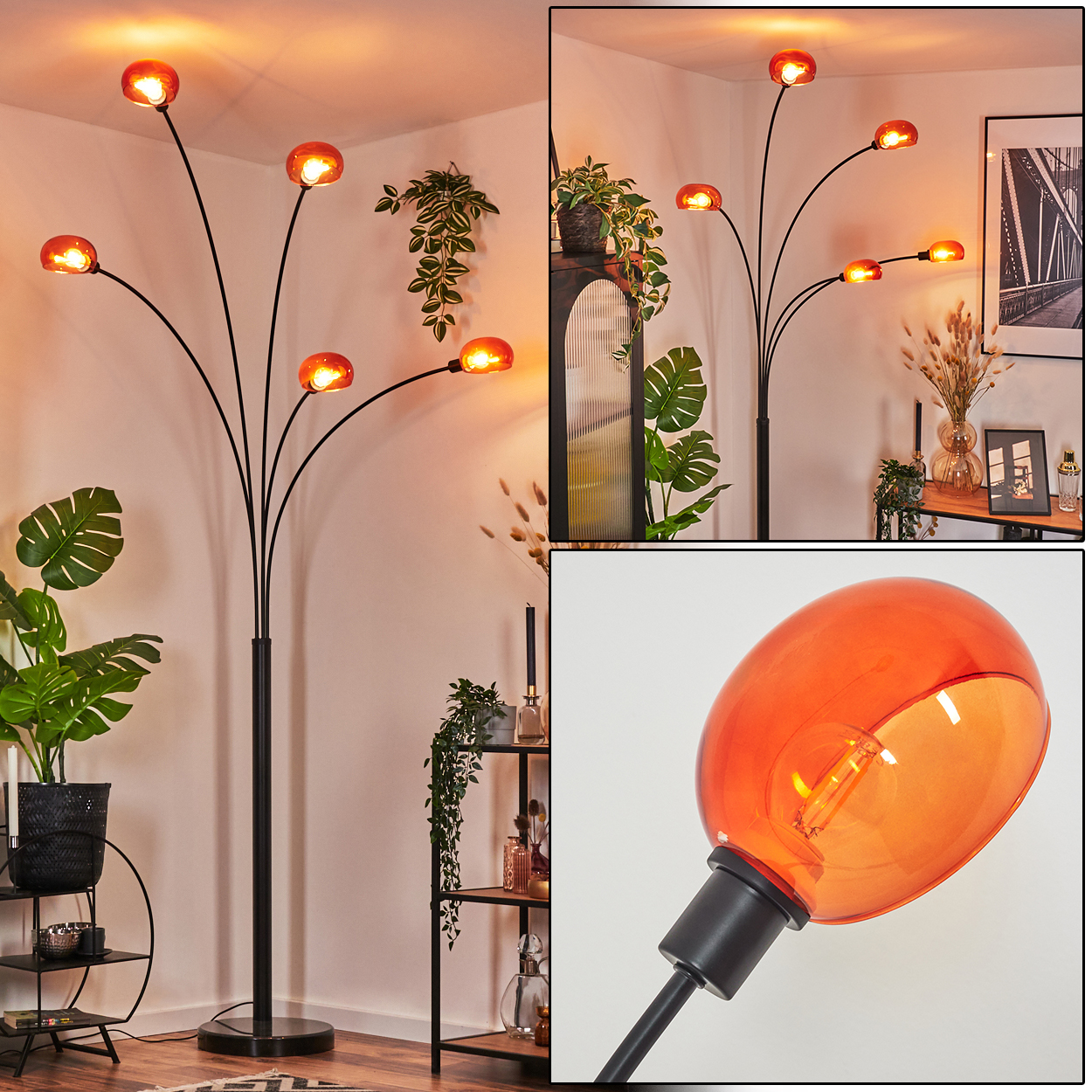 Eine schwarze Stehlampe mit orangefarbenen Kugellampen. Pflanzen und Regale befinden sich im Hintergrund, zusammen mit einem Bilderrahmen. Die Lampe ist an.