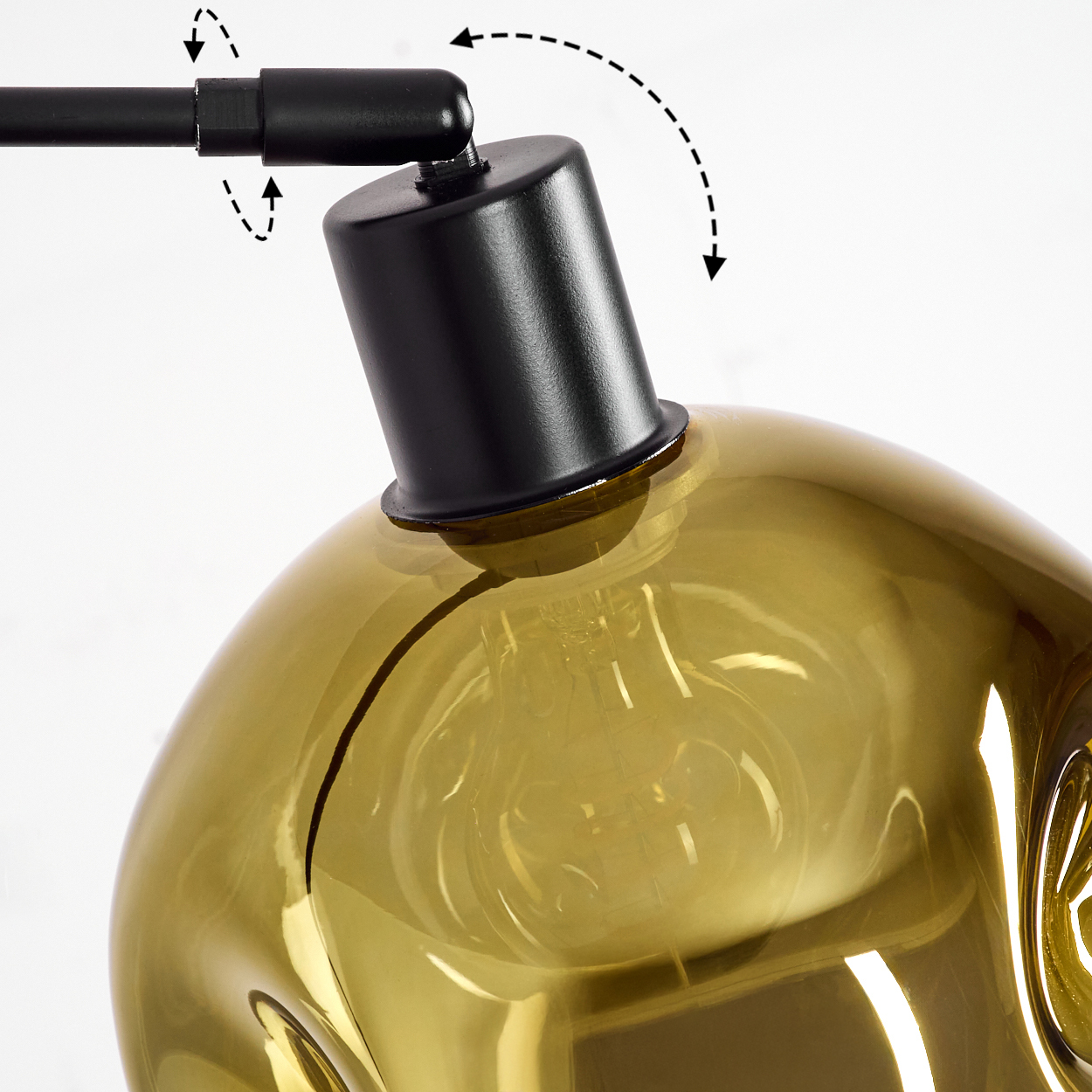 Nahaufnahme einer modernen Lampe. Sie hat einen schwarzen Arm und einen transparenten, olivgrünen Glasschirm. Pfeile zeigen die verstellbaren Funktionen.