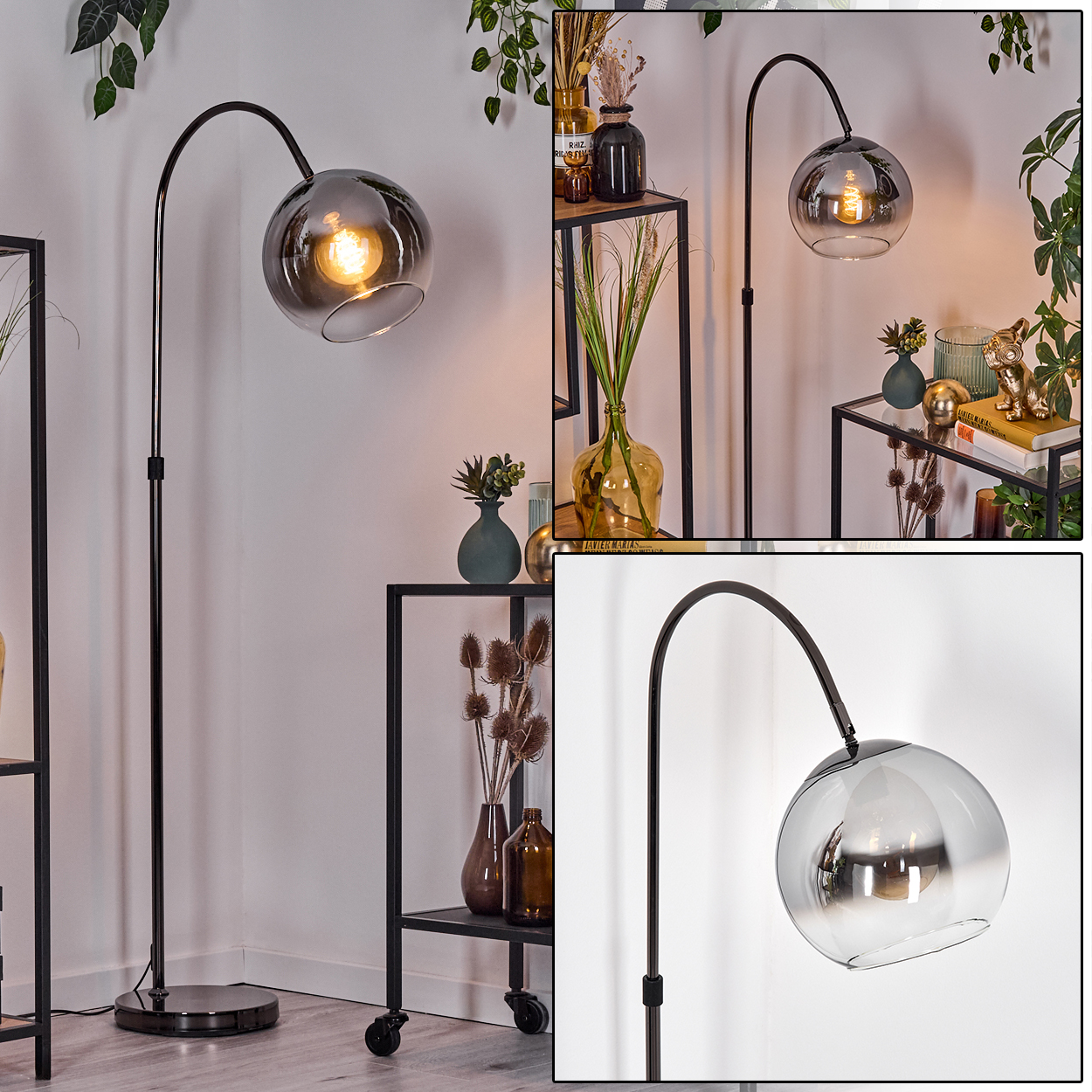 Eine moderne Stehlampe mit gebogenem Arm und rauchfarbener Glaskugel. Die Szene umfasst auch Regale mit Vasen und Pflanzen.