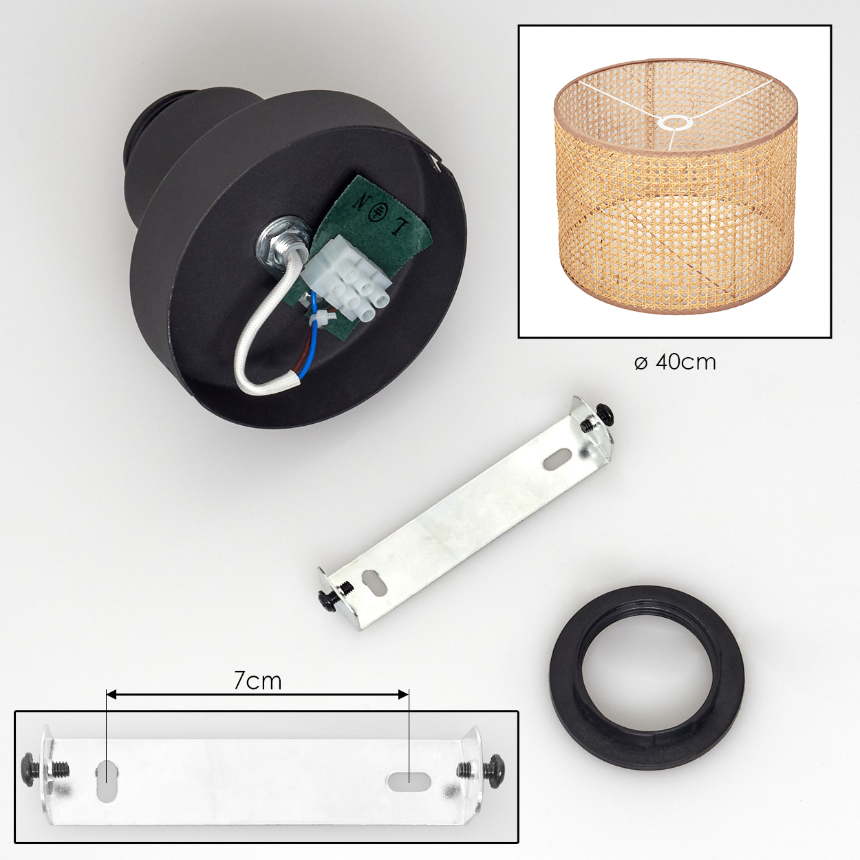 Eine zerlegte Lampe mit schwarzem Sockel, gewebtem Lampenschirm, Befestigungsmaterial und einem schwarzen Ring. Maße sind angegeben.