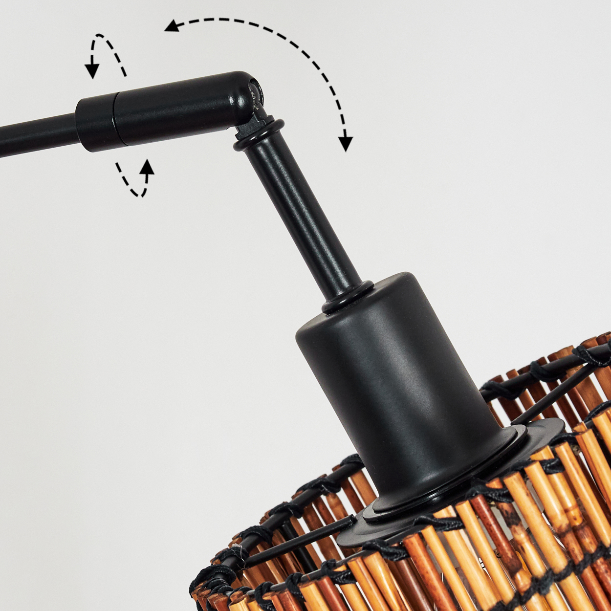 Nahaufnahme einer schwarzen Lampe mit Bambusschirm. Pfeile zeigen den verstellbaren Arm. Der Hintergrund ist weiß.