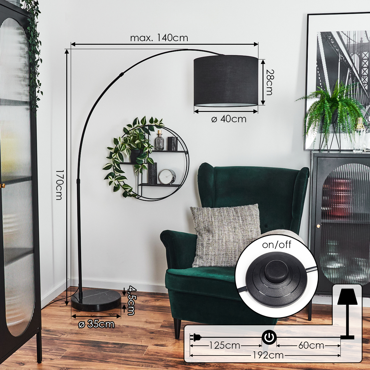 Modernes Wohnzimmer mit schwarzer Bogen-Stehlampe, grünem Sessel und dekorativem Wandregal mit Pflanzen.