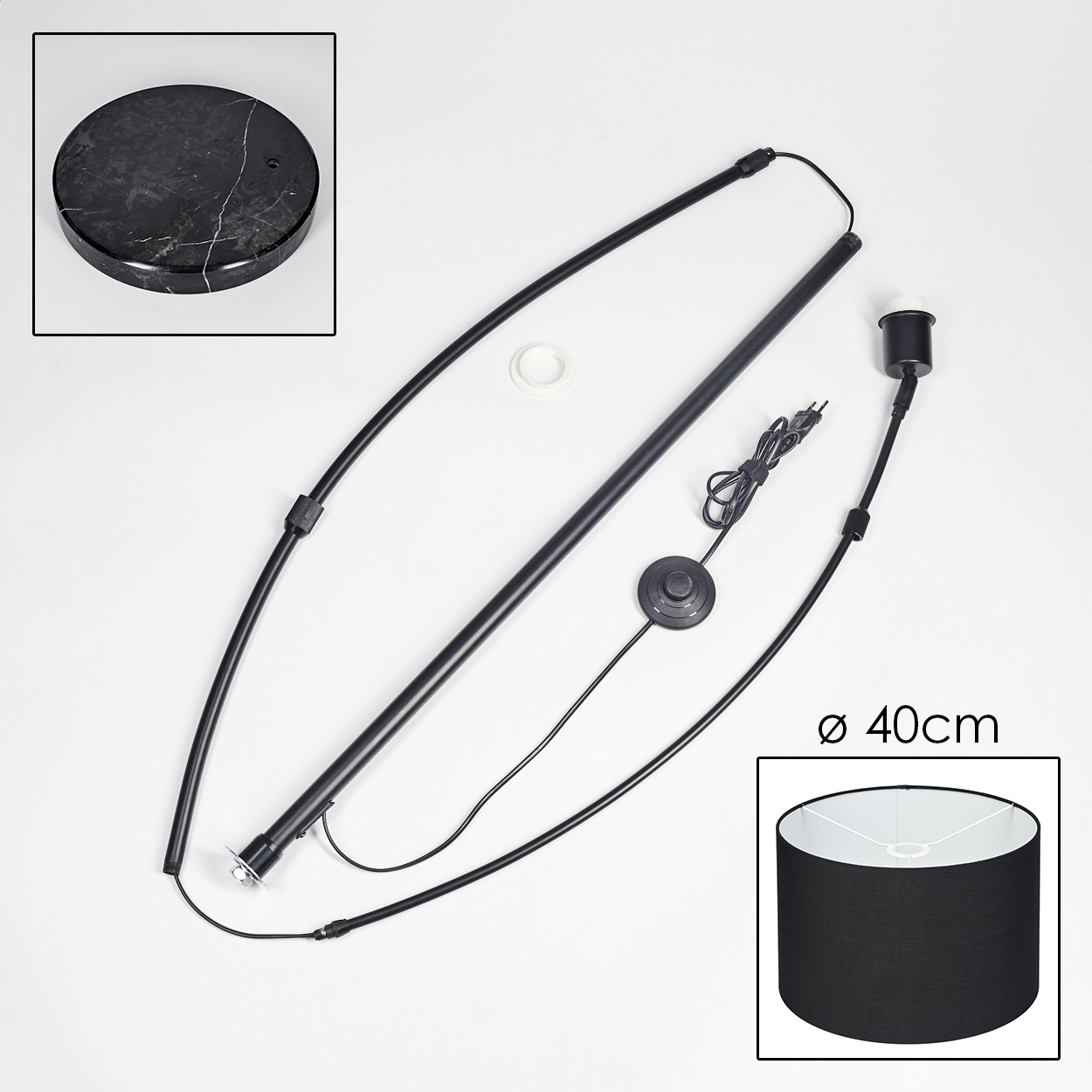 Zerlegte schwarze Stehlampe. Enthält Sockel, Stange, Schirm und Verkabelung. Durchmesser ist 40 cm. Der Schirm ist zylindrisch.